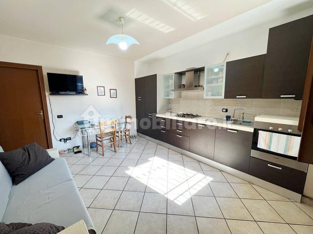 Apartment for rent for €1,100 per month in Massina, Via Dante Alighieri