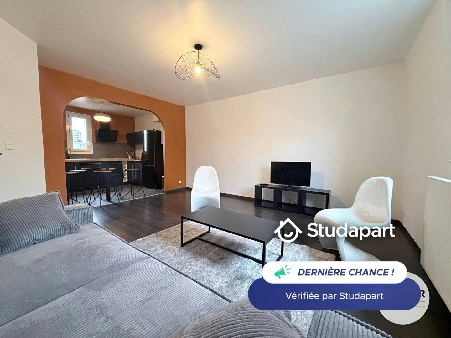 Apartment for rent for €750 per month in Reims, Rue Charlier