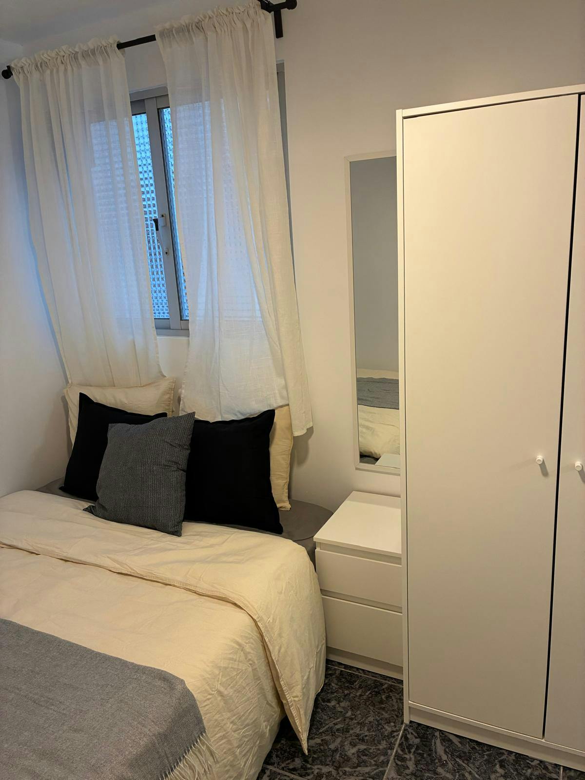 Single room Xirivella, 1 bed, 6m² — photo 3