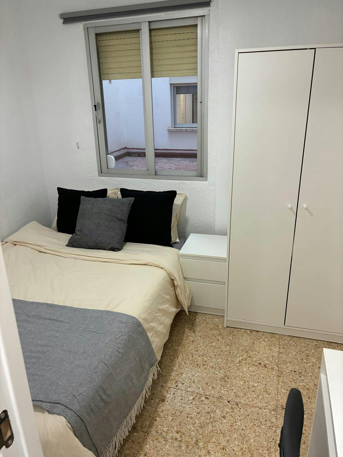 Single room Xirivella, 1 bed, 6m² — photo 2