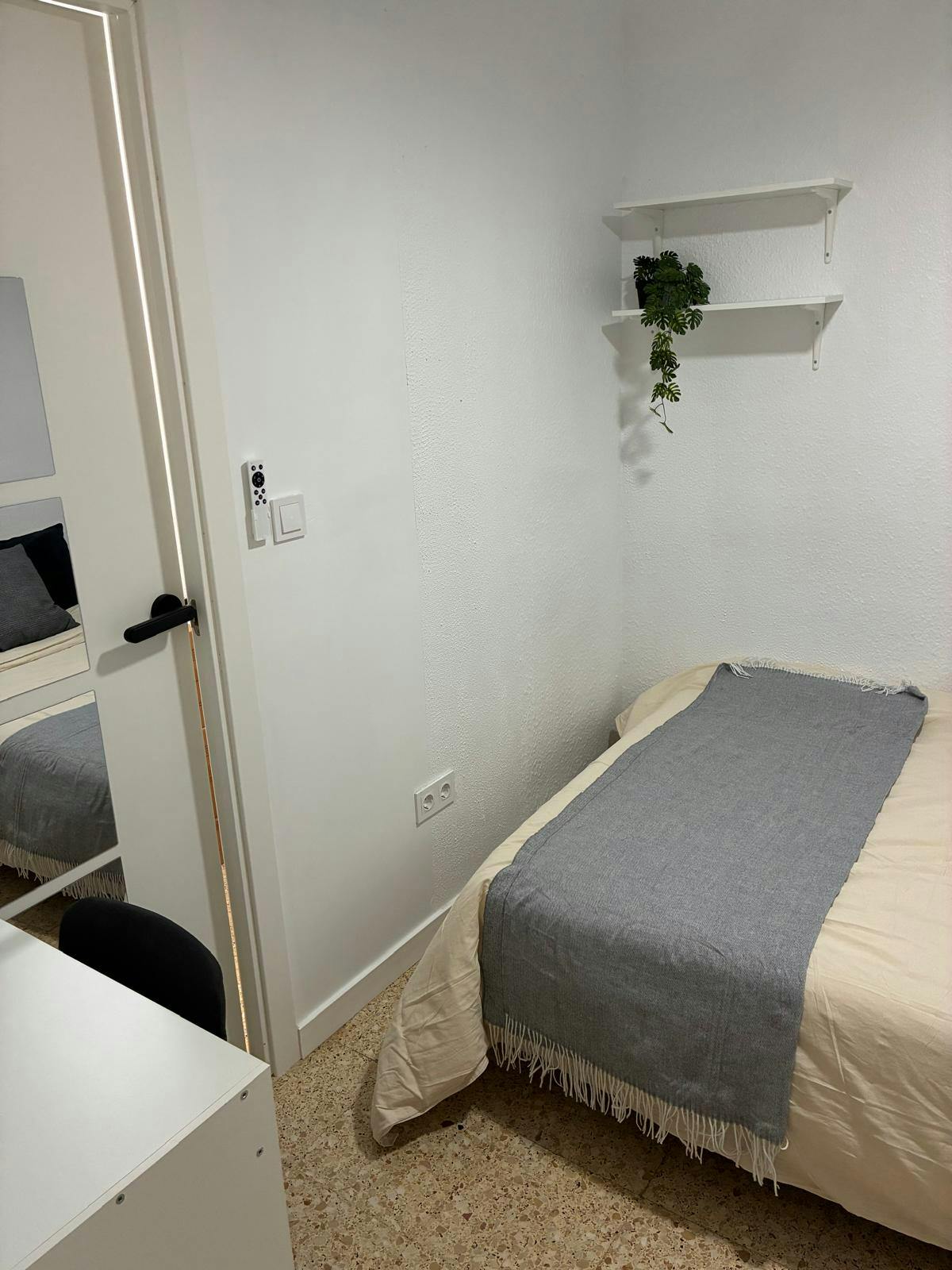 Single room Xirivella, 1 bed, 6m² — photo 4