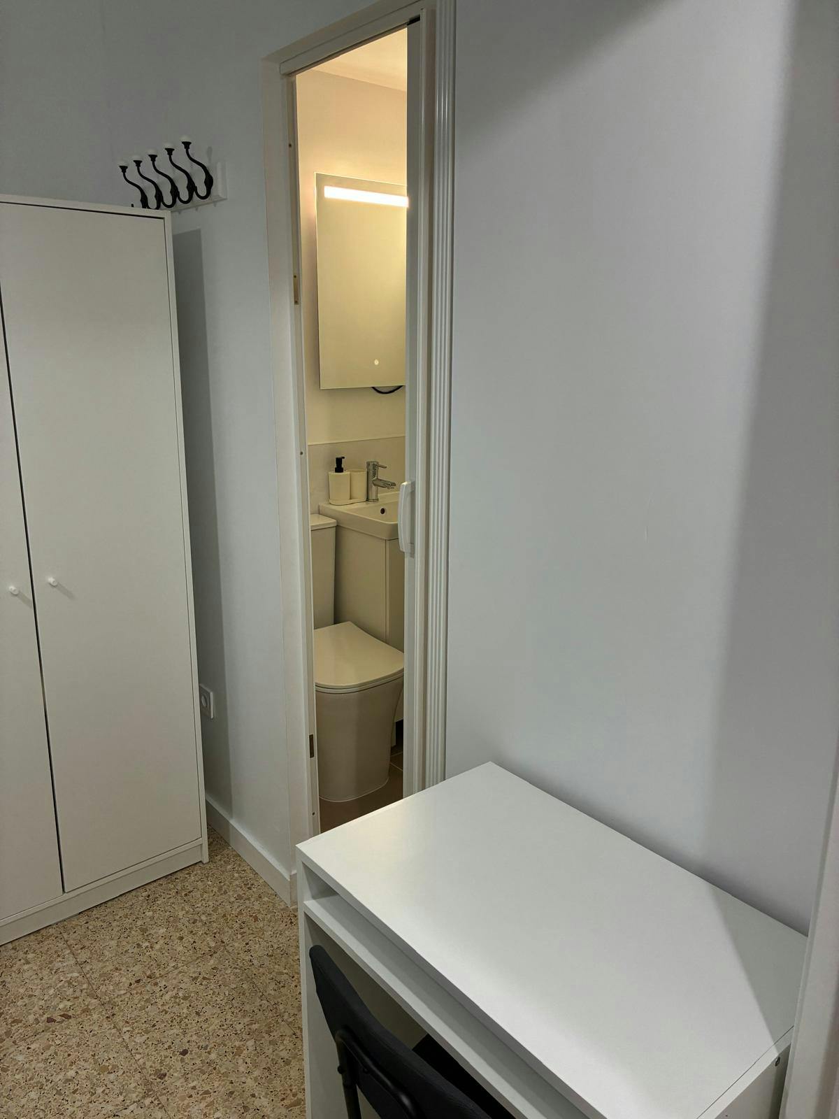 Single room Xirivella, 1 bed, 6m² — photo 3