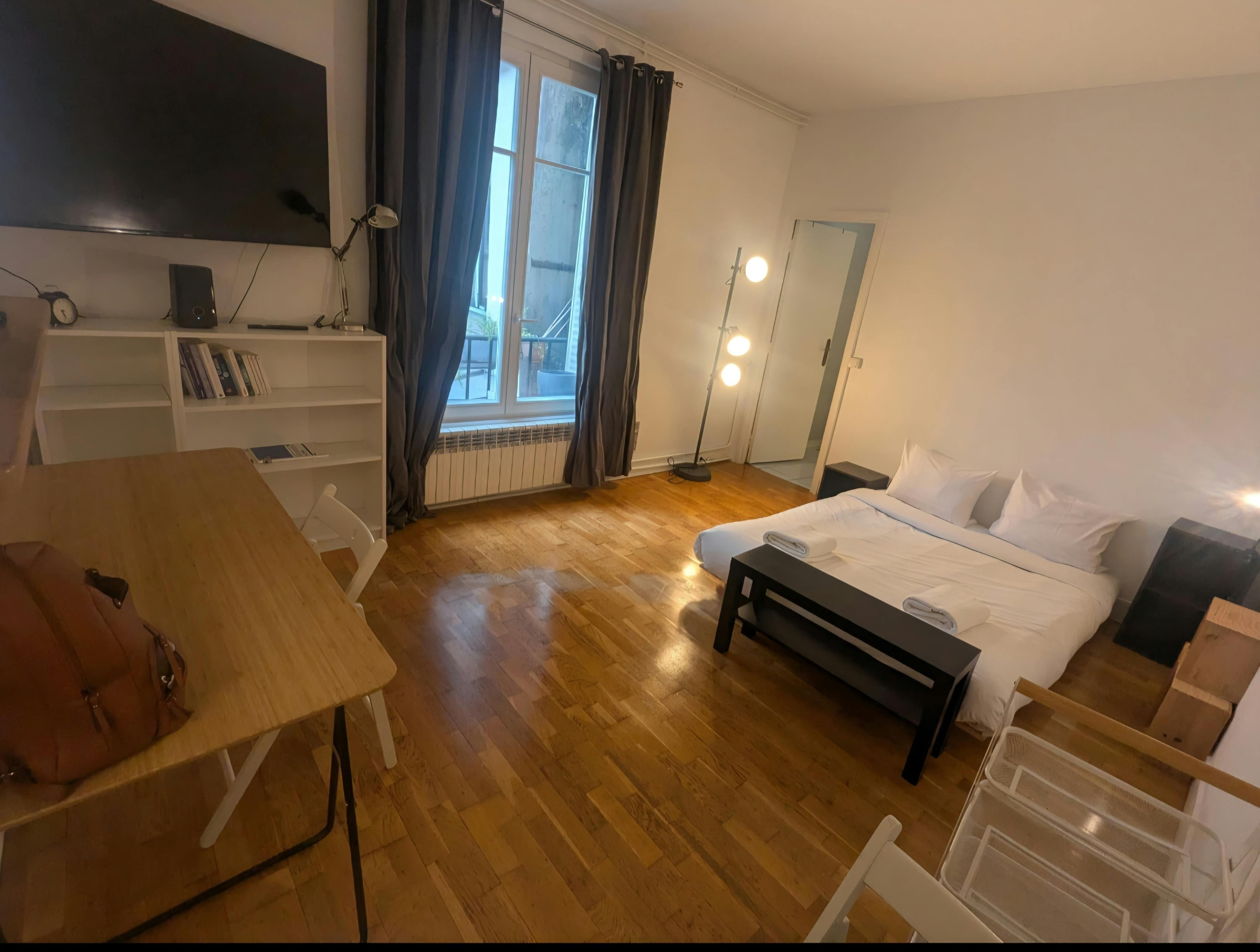 Studio for rent for €1,800 per month in Paris, Rue Choron