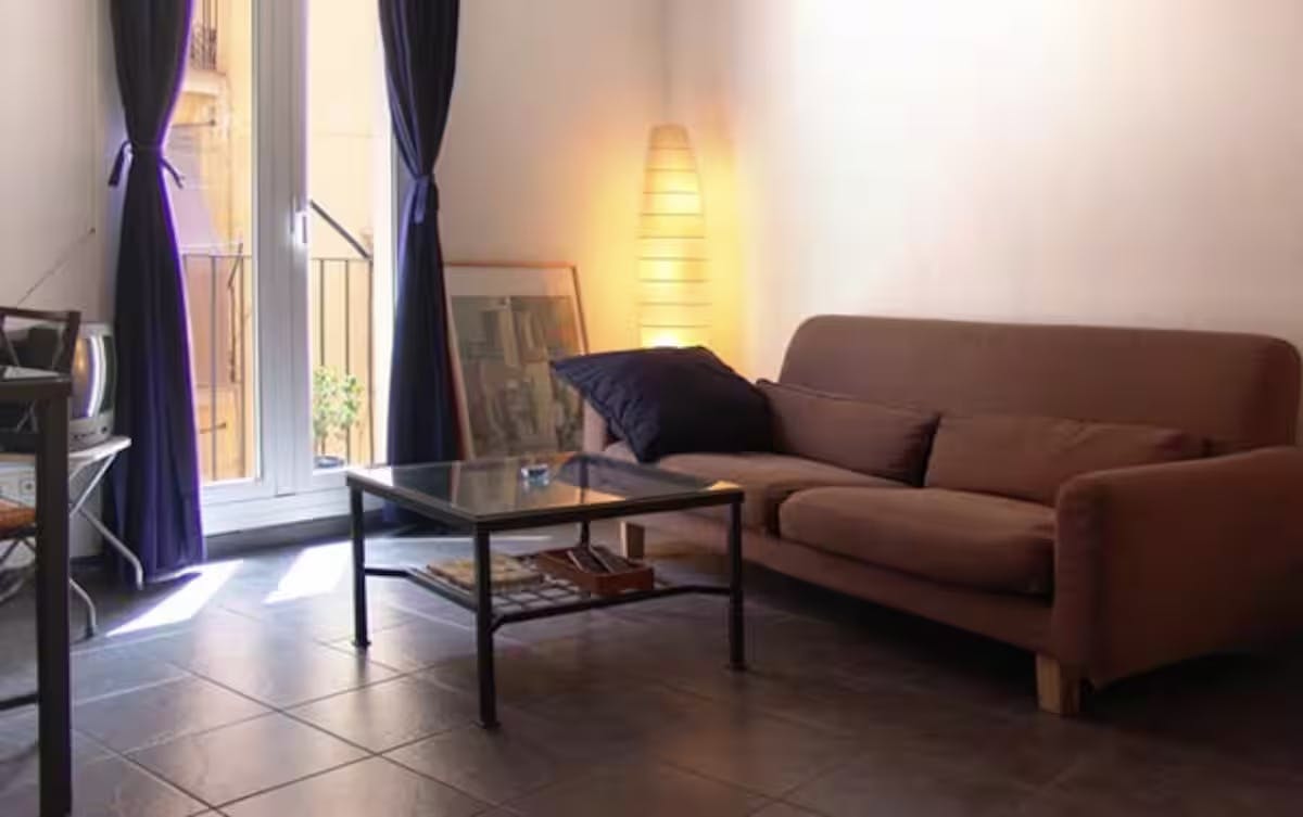 Apartment for rent for €700 per month in Barcelona, Carrer de Requesens