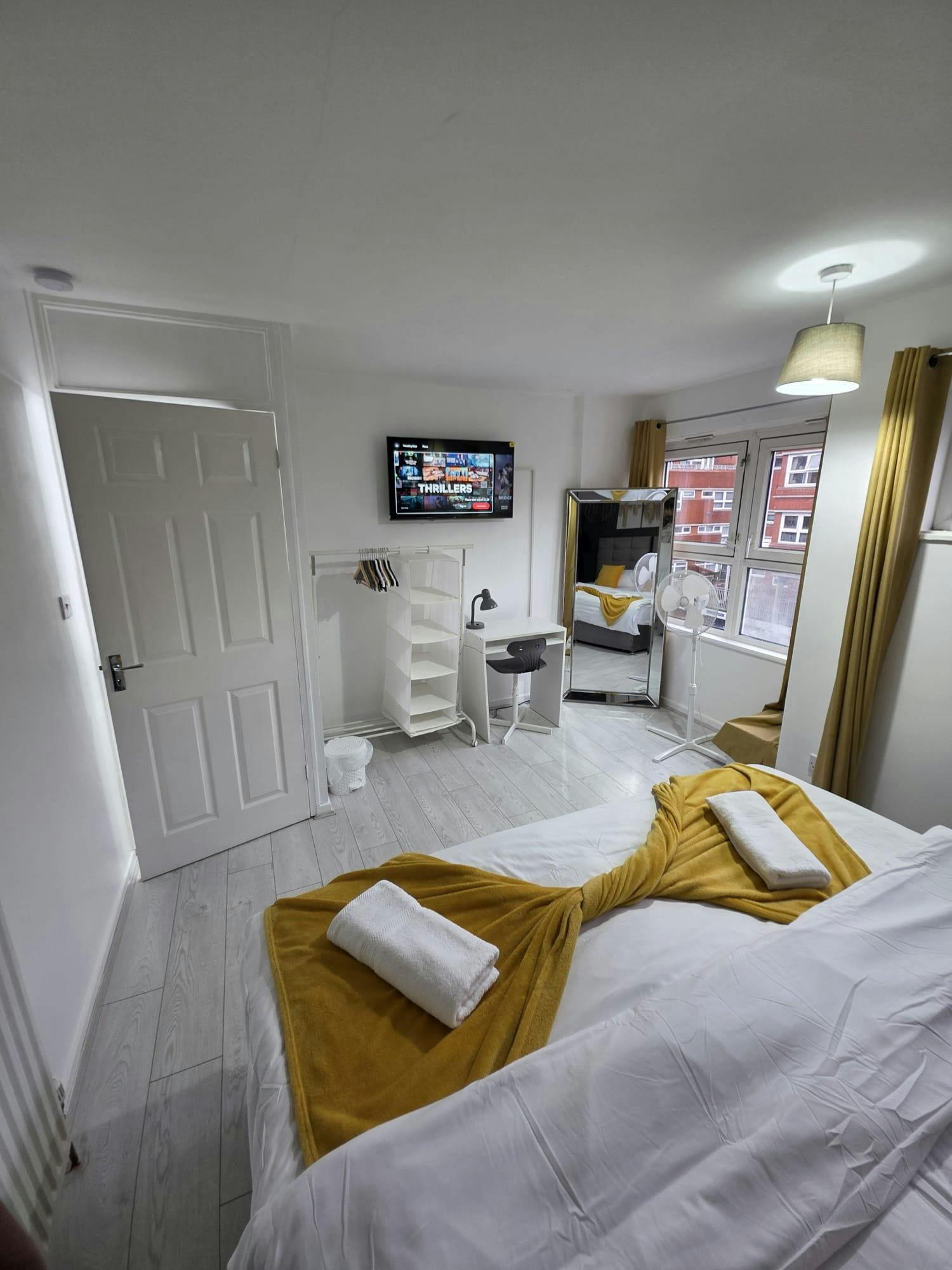 House for rent for £2,800 per month in Birmingham, Moss House Close