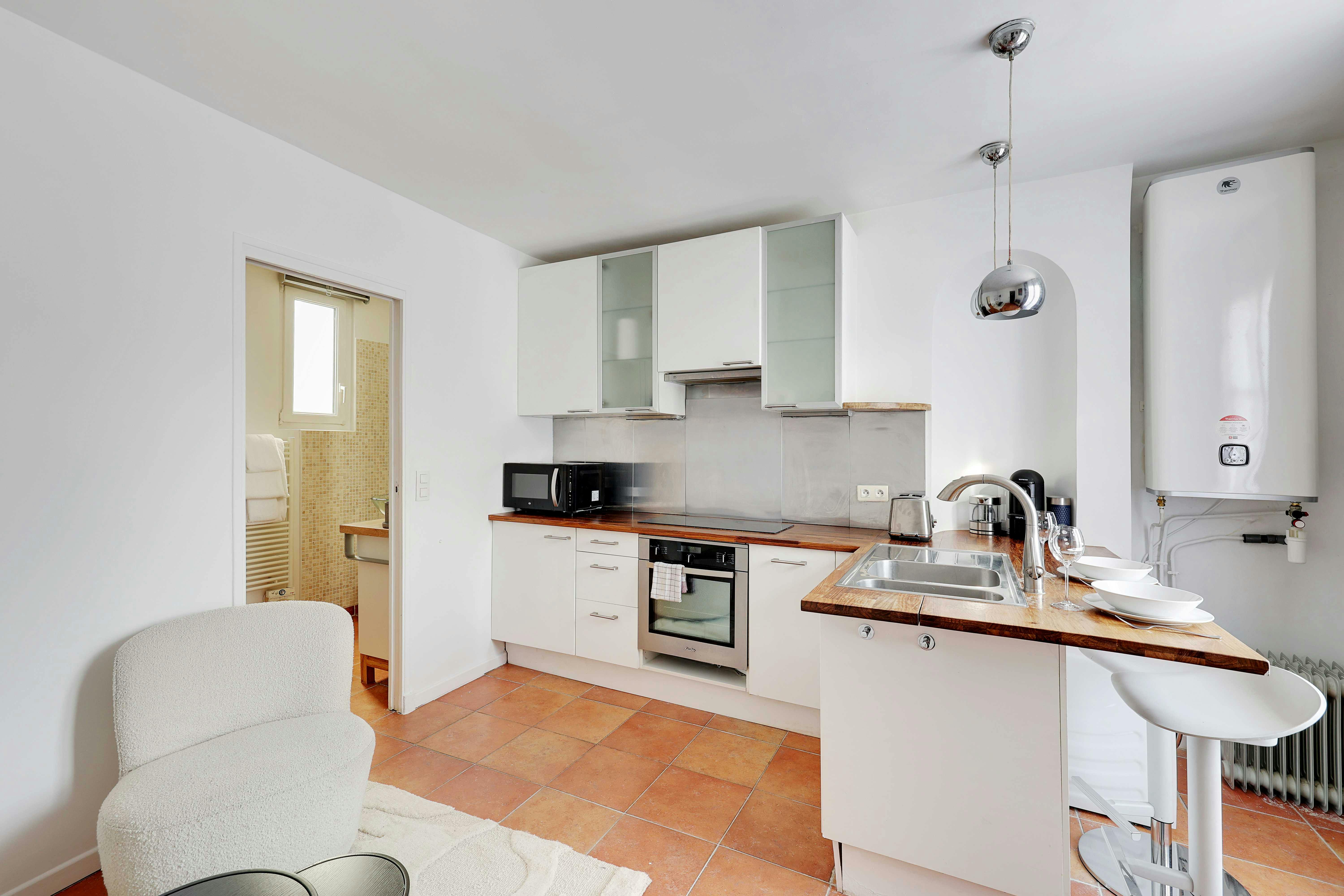 Apartment for rent for €2,394 per month in Paris, Rue du Roi de Sicile