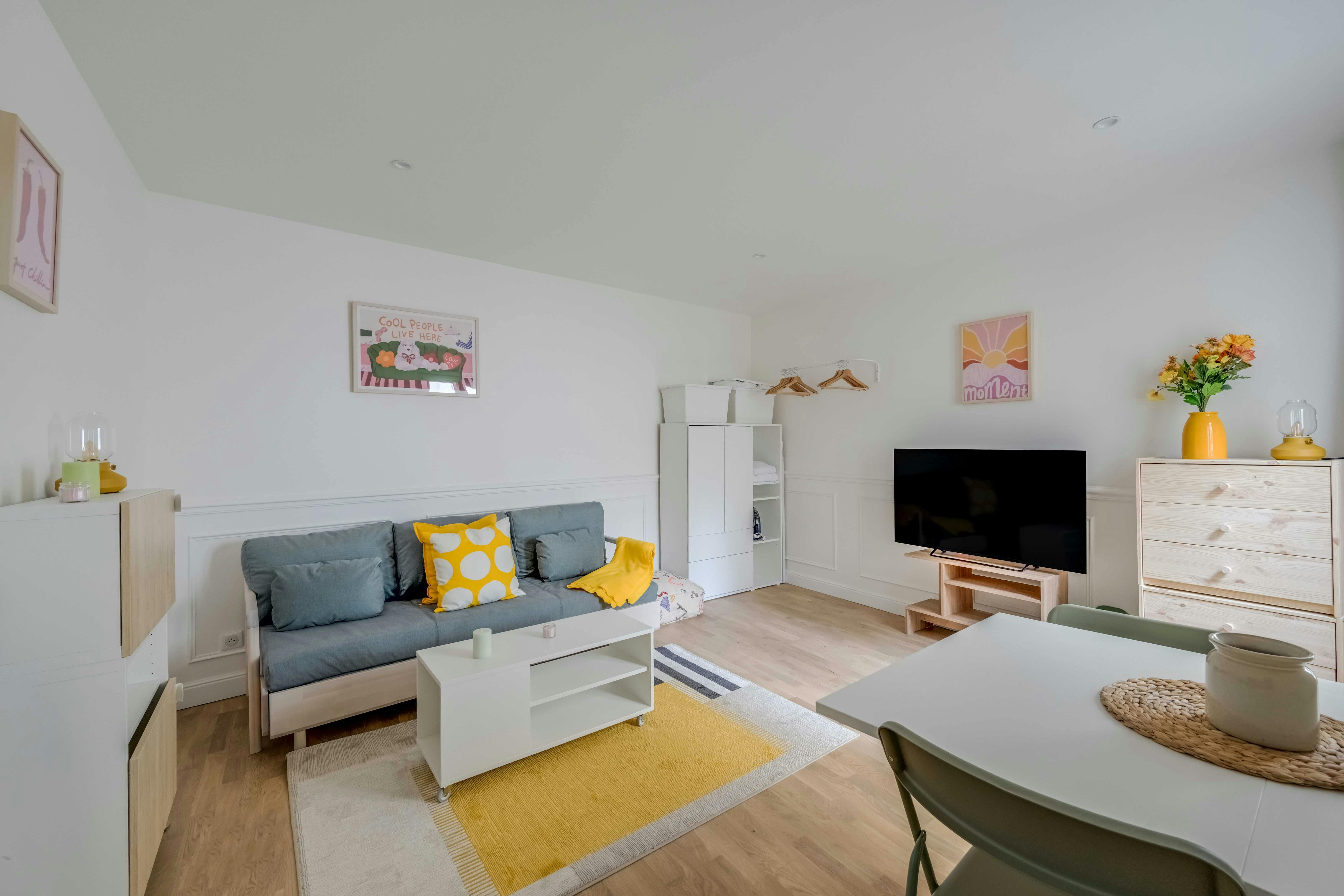 Studio for rent for €1,961 per month in Paris, Rue Crozatier