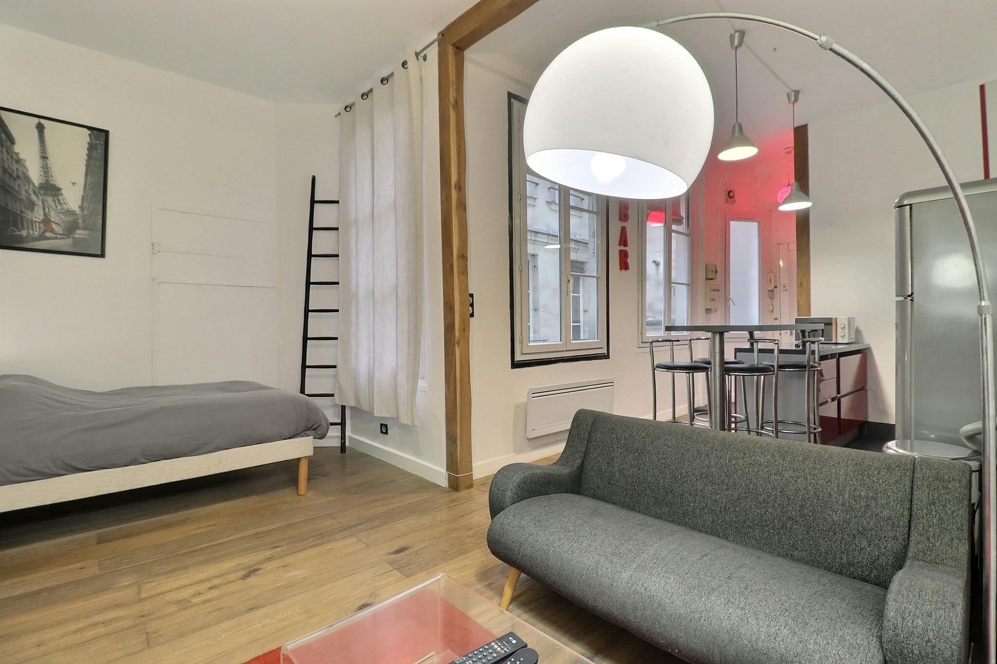 Studio for rent for €1,620 per month in Paris, Rue Saint Denis
