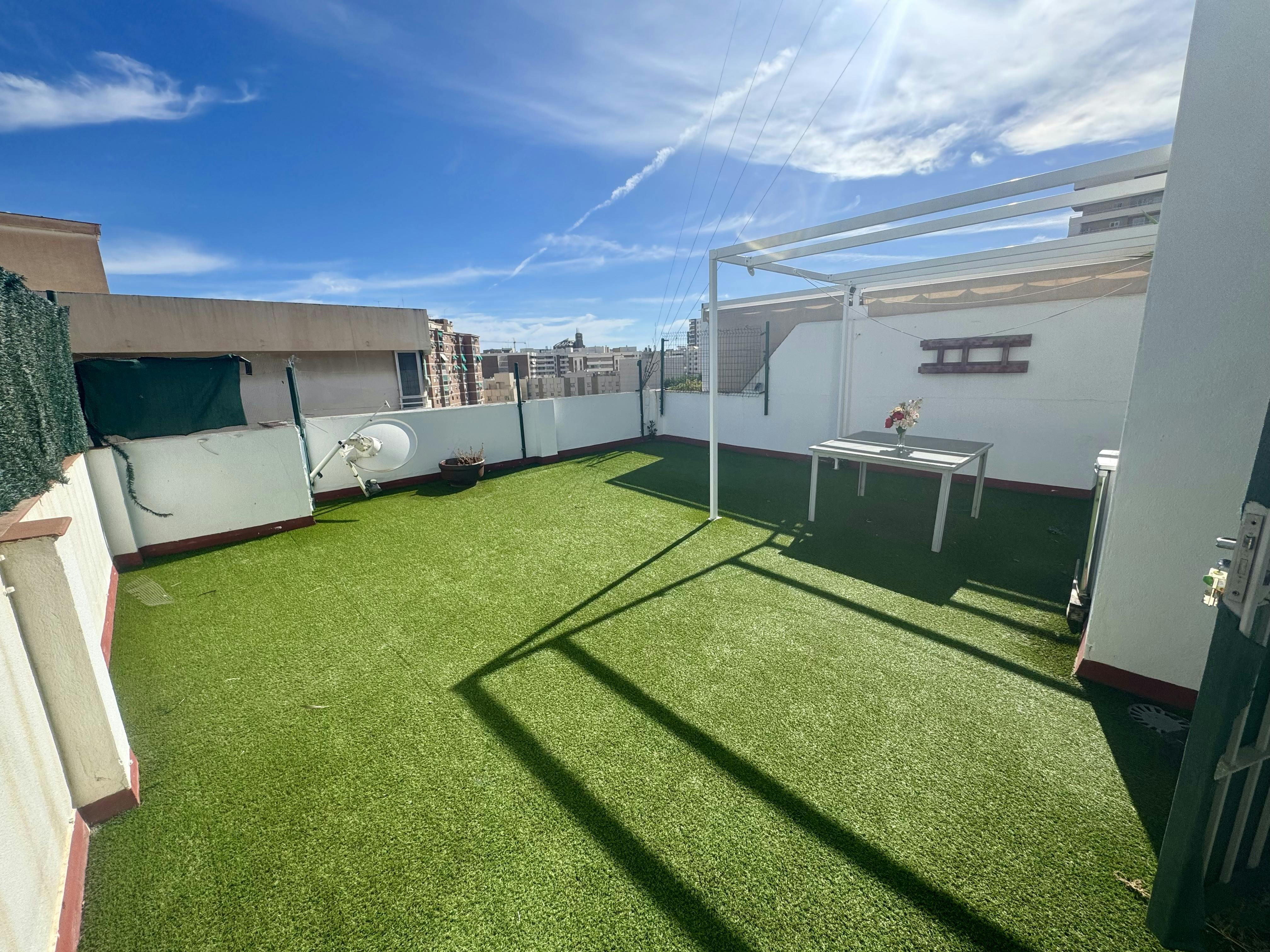 Apartment for rent for €1,200 per month in Málaga, Calle Zamarrilla