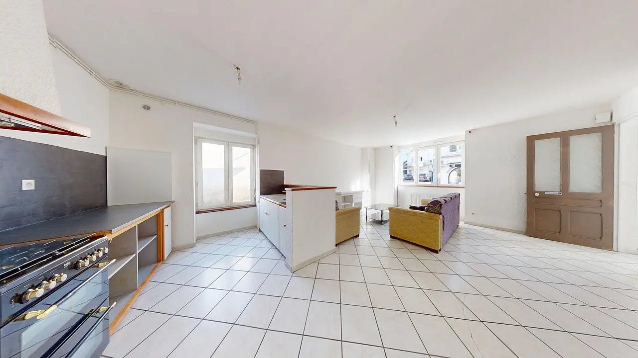 Casă de închiriat pentru 800 EUR pe lună în Nivolas-Vermelle, Rue Nationale