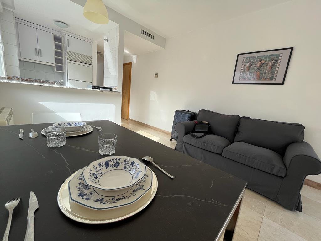 Apartment for rent for €1,150 per month in Madrid, Calle del Puerto de Suebe