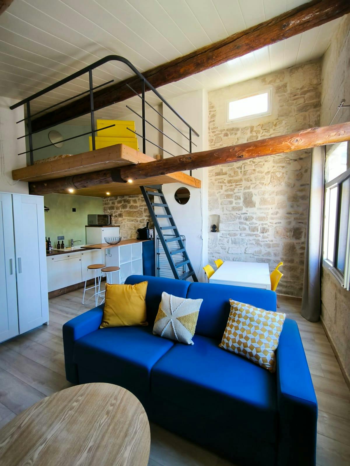 Квартира за оренду для 9 999 EUR на місяць у Nîmes, Place du Marché