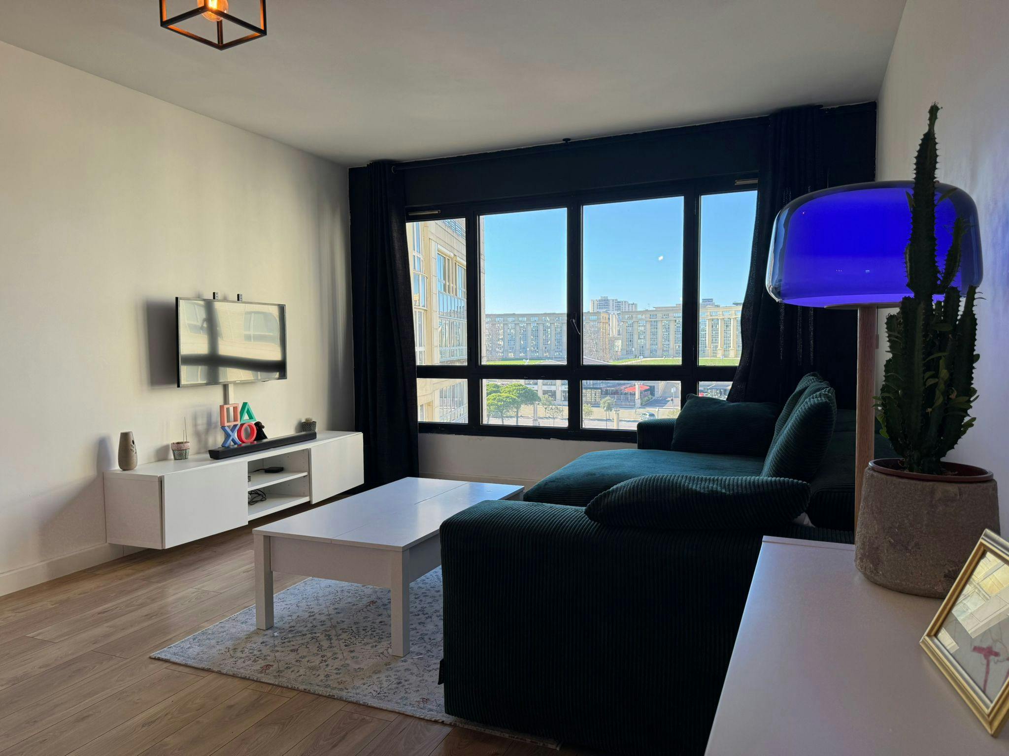 Квартира сдается в аренду за 9 999 € в месяц в Montpellier, Place du Lycabette