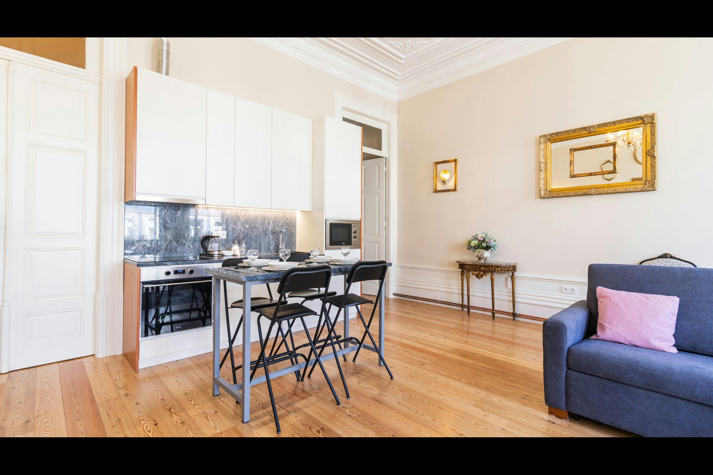 Building for rent for €1,500 per month in Porto, Rua de Álvares Cabral