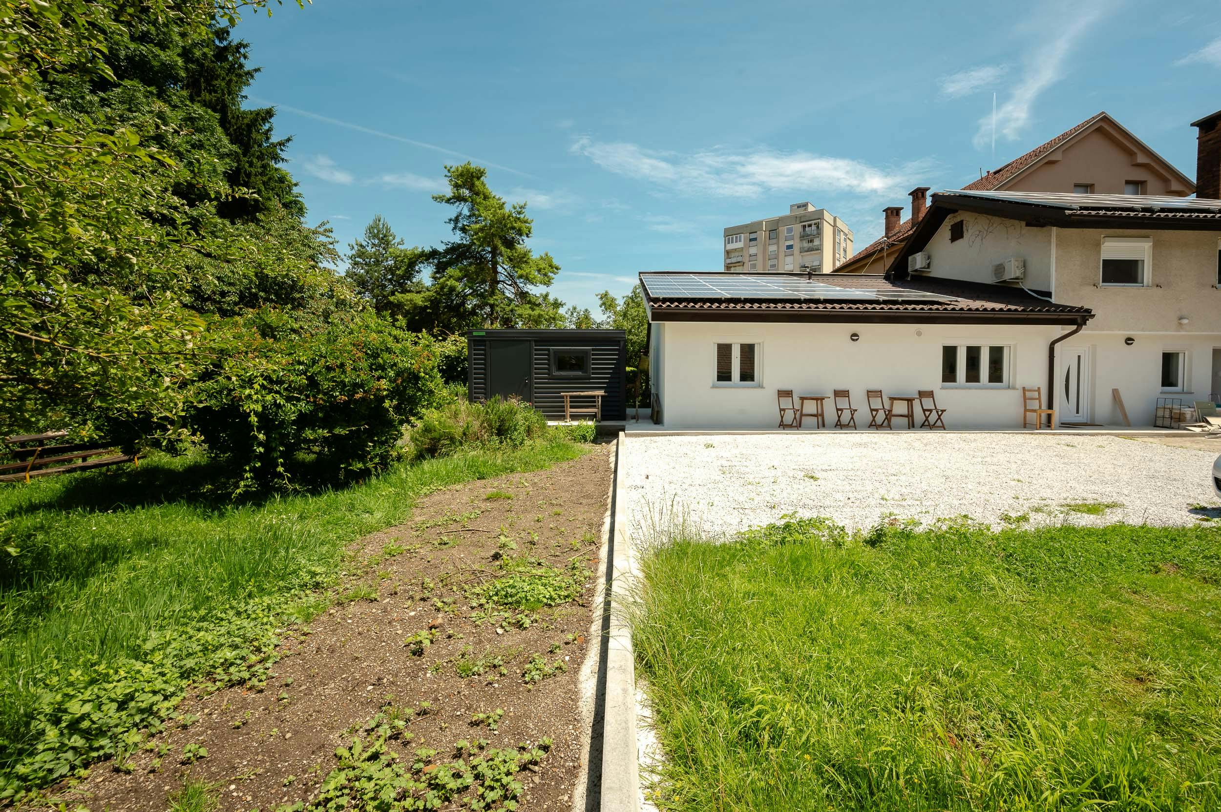 Double room Ljubljana, 1 bed, 14m² — photo 9
