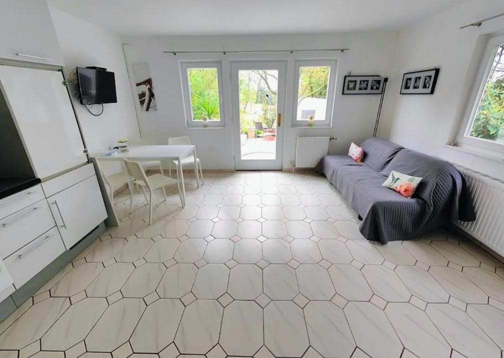 Apartment for rent for €1,200 per month in Vienna, Erdenweg