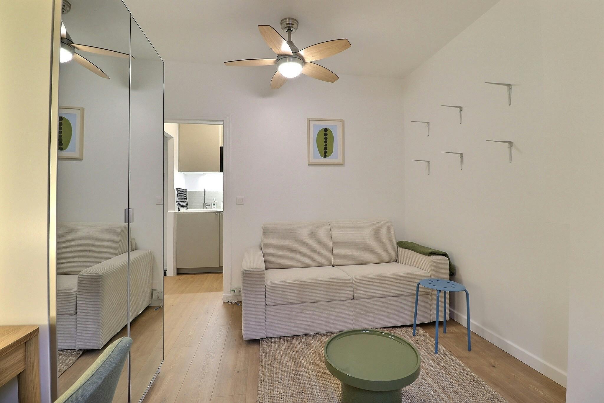 Studio for rent for €1,200 per month in Paris, Rue Clavel