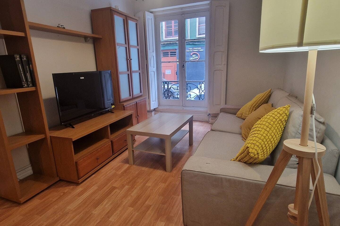 House for rent for €1,000,000 per month in Gijón, Calle Ezcurdia