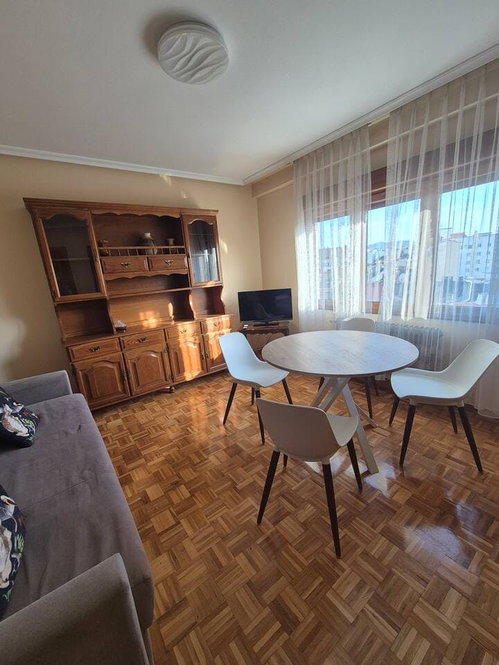 House for rent for €1,000,000 per month in Gijón, Calle Uría