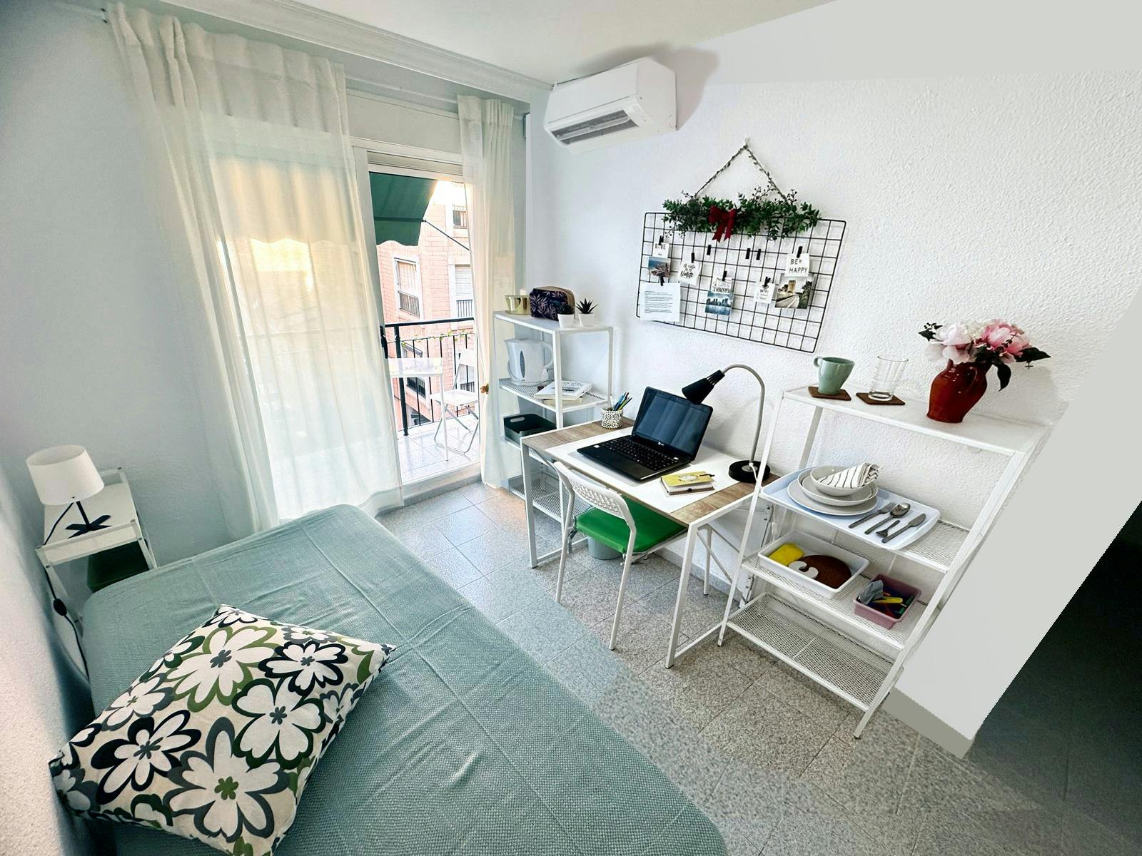 Habitación privada en alquiler por 350 € al mes en Alicante, Carrer Garbinet