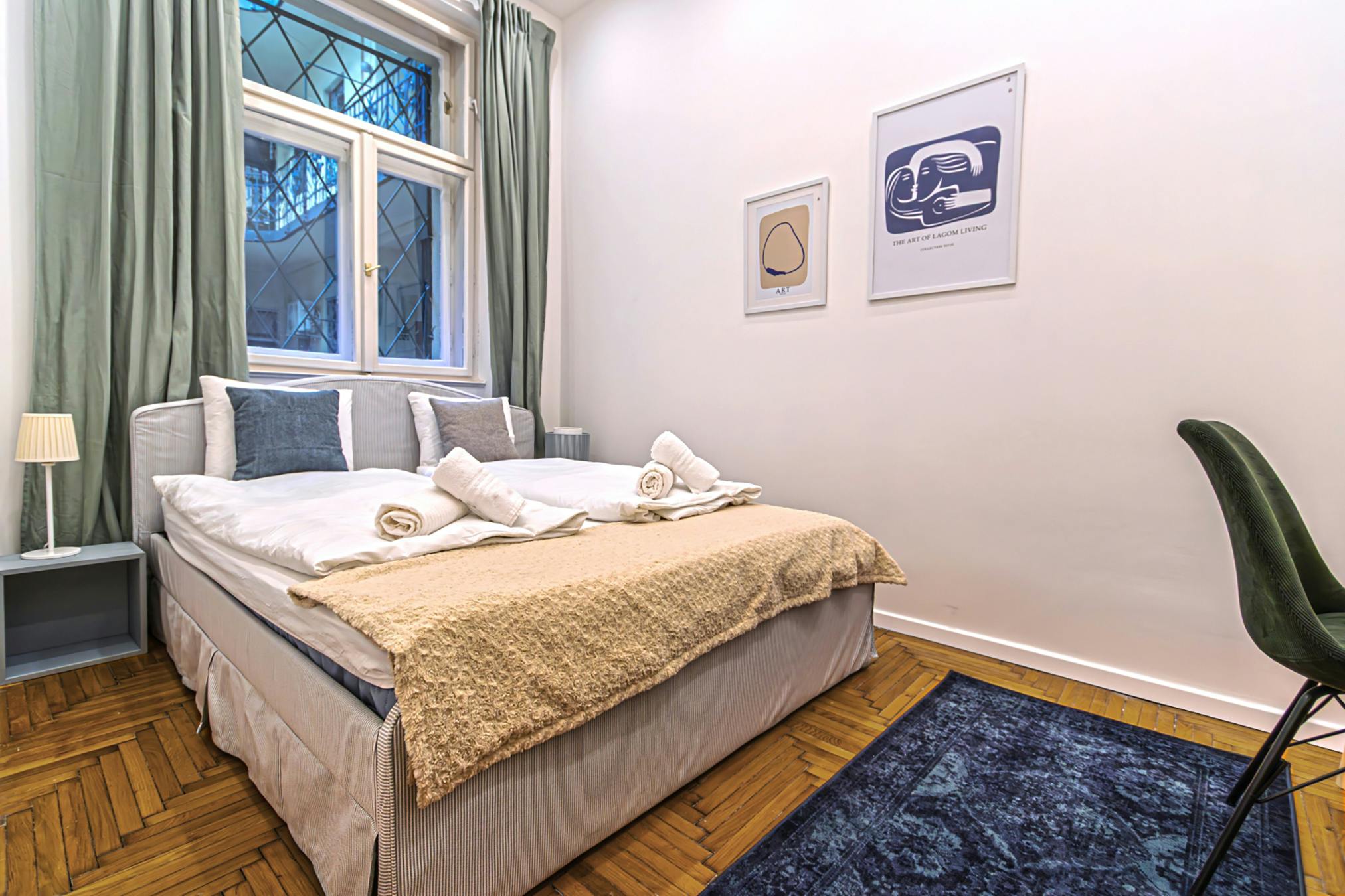 Radnóti Miklós utca, Budapest preview