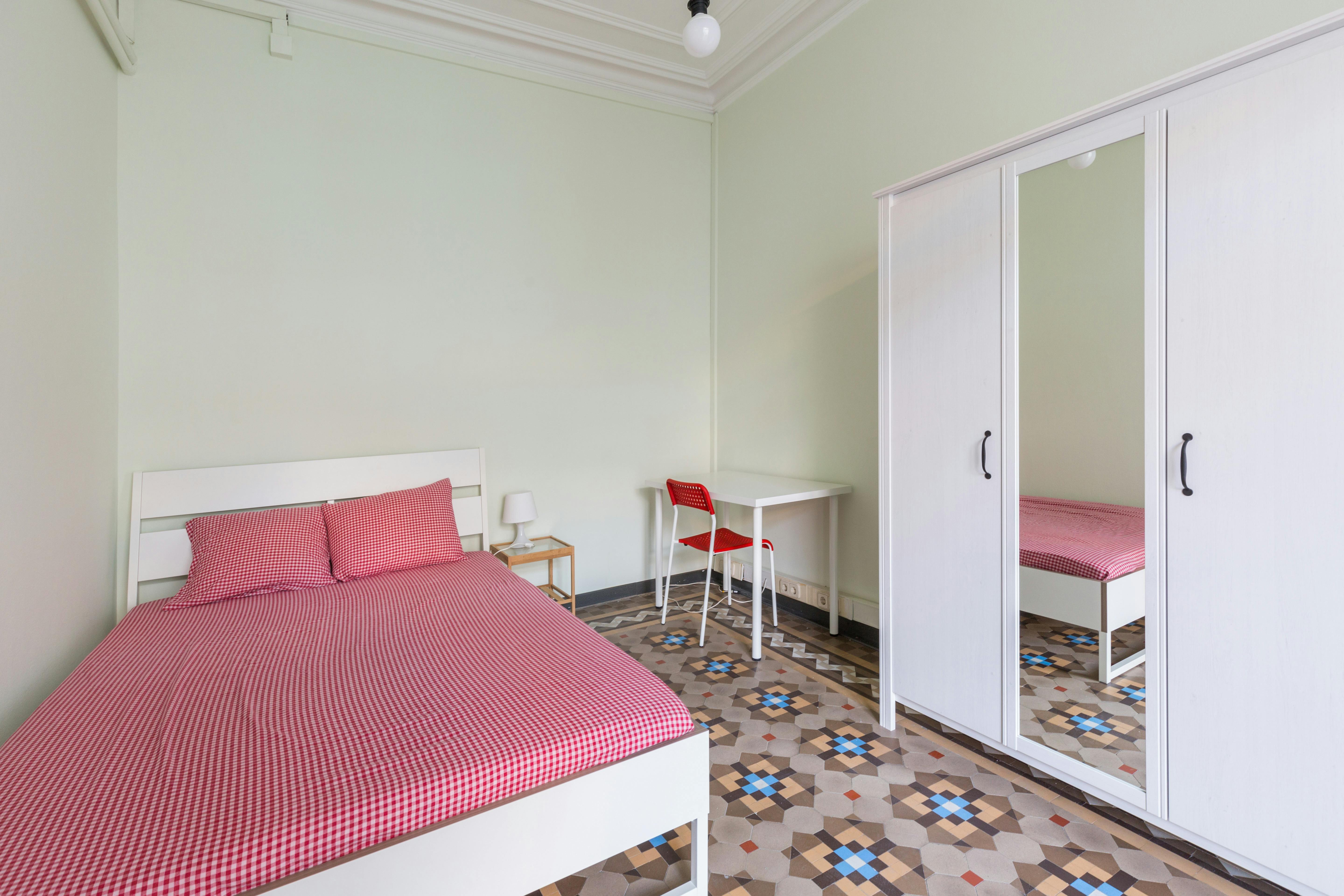 Double room Barcelona, 1 bed, 12m² — photo 1