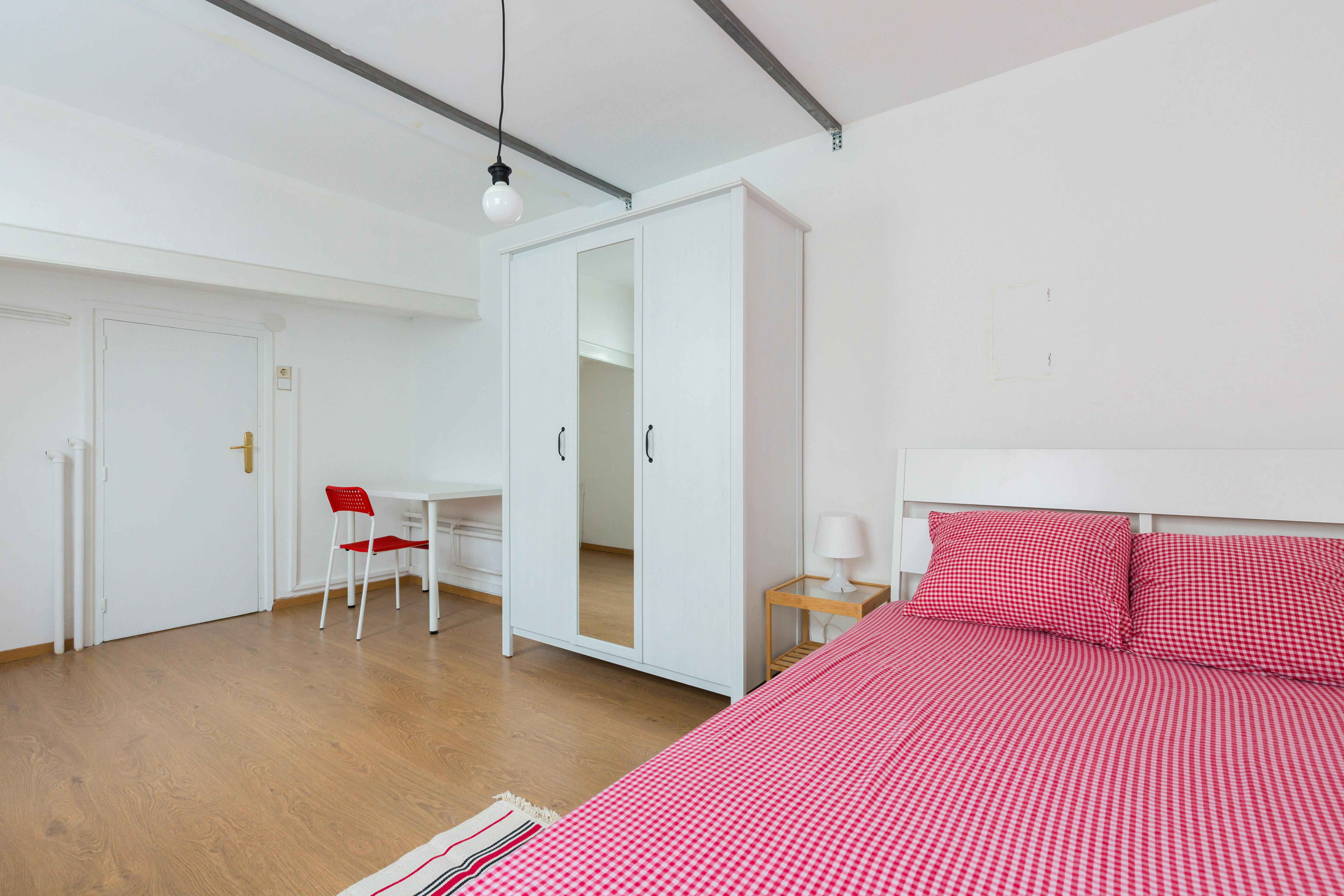 Double room Barcelona, 1 bed, 10m² — photo 1