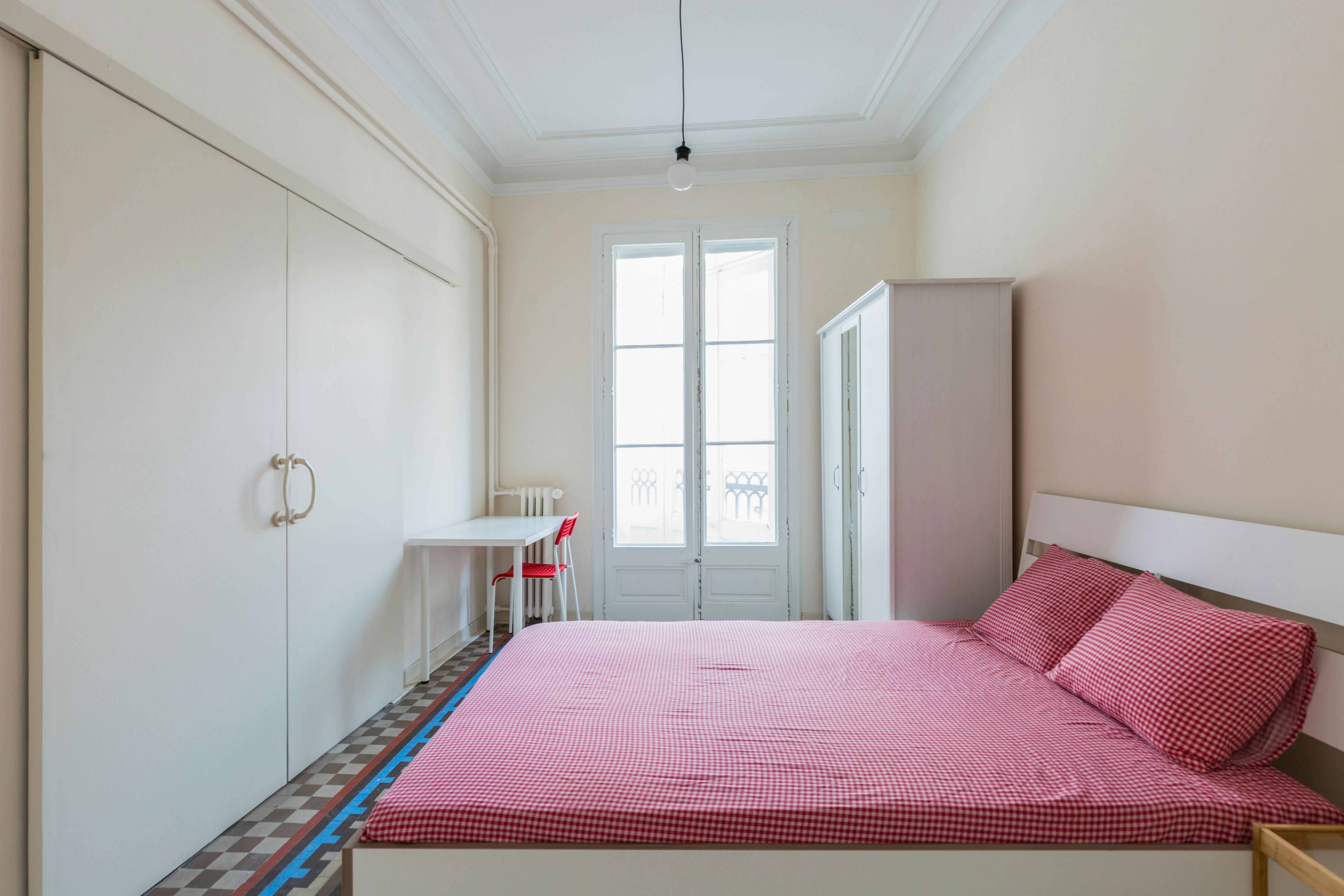 Shared room for rent for €690 per month in Barcelona, Ronda de Sant Pere