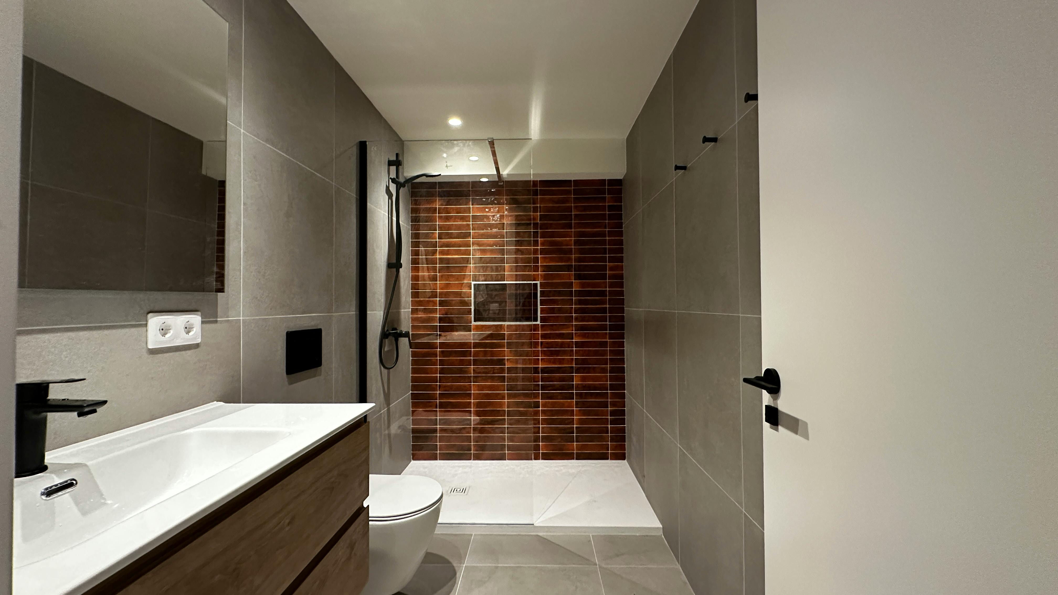 Double room Valencia, 1 bed, 13m² — photo 8