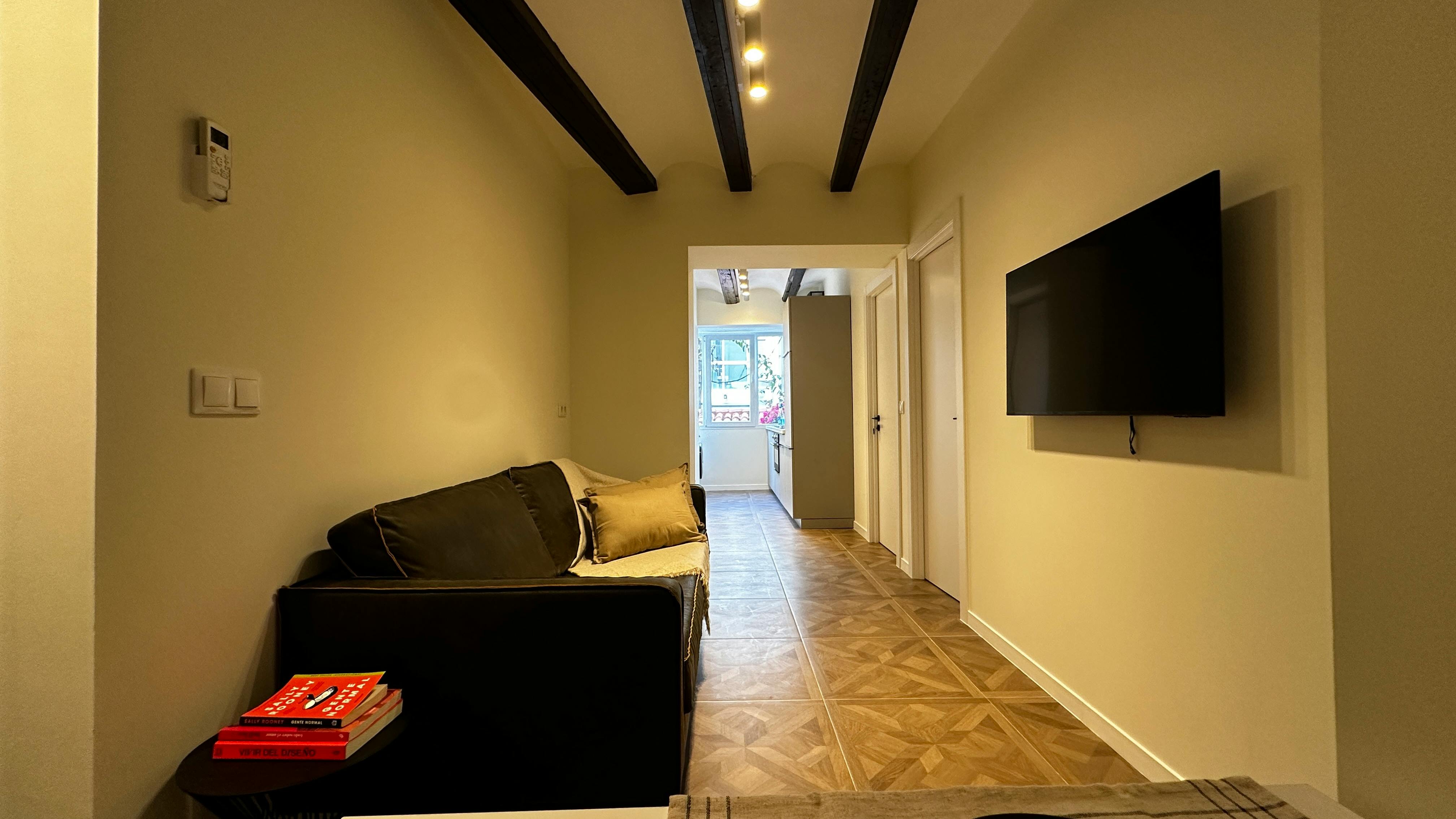 Double room Valencia, 1 bed, 13m² — photo 10