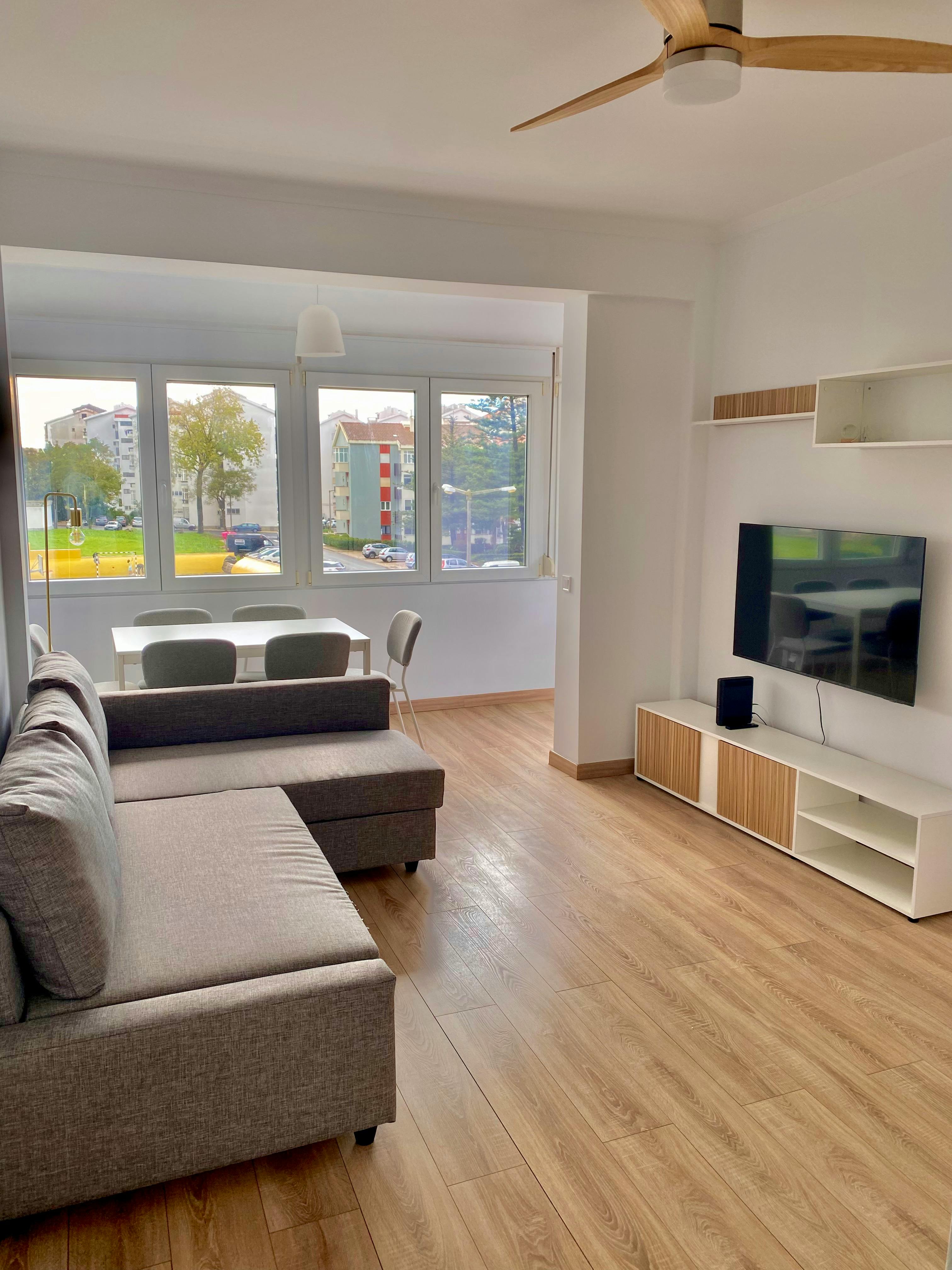 Apartment for rent for €2,000 per month in Estoril, Rua Bordalo Pinheiro