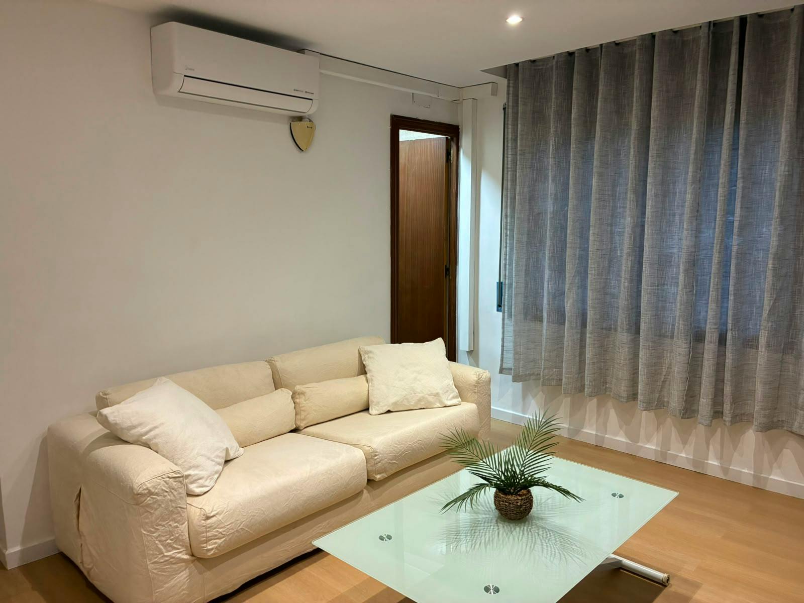 Wohnung zu mieten für 1.400 € pro Monat in Barcelona, Carrer d'Alfons el Magnànim