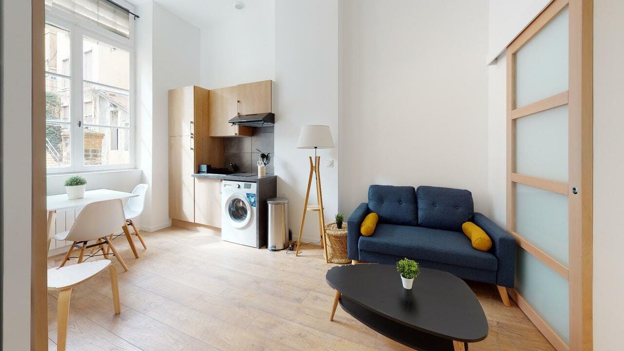 Apartment for rent for €829 per month in Lyon, Cours d'Herbouville