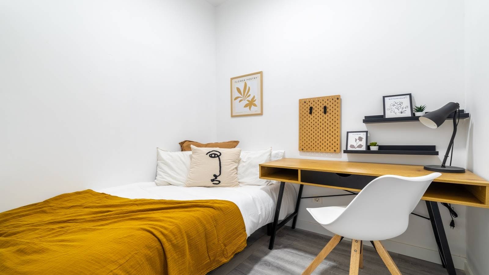 Private room for rent for €425 per month in Madrid, Calle del Olivar