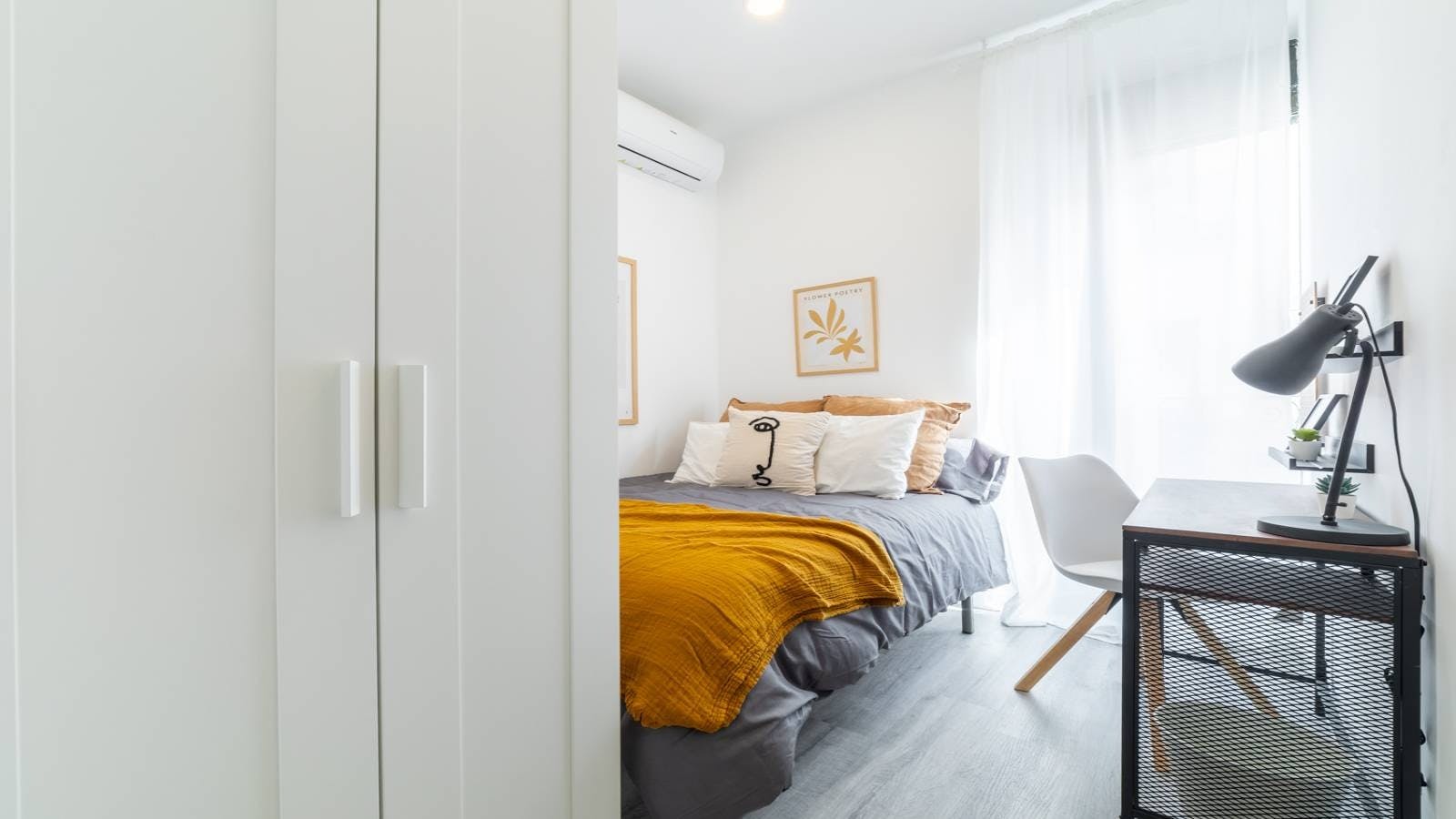 Private room for rent for €530 per month in Madrid, Calle del Olivar