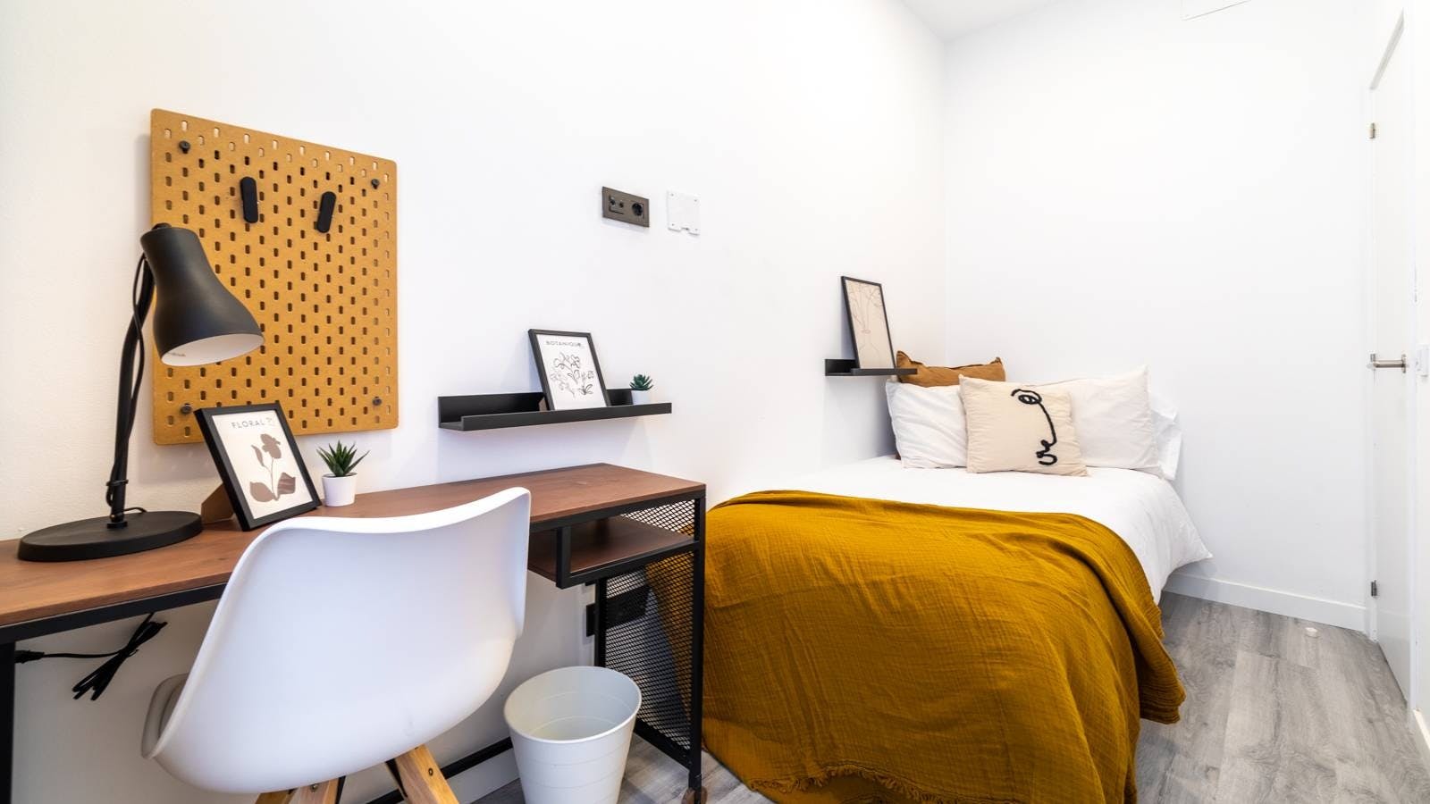 Private room for rent for €610 per month in Madrid, Calle del Olivar