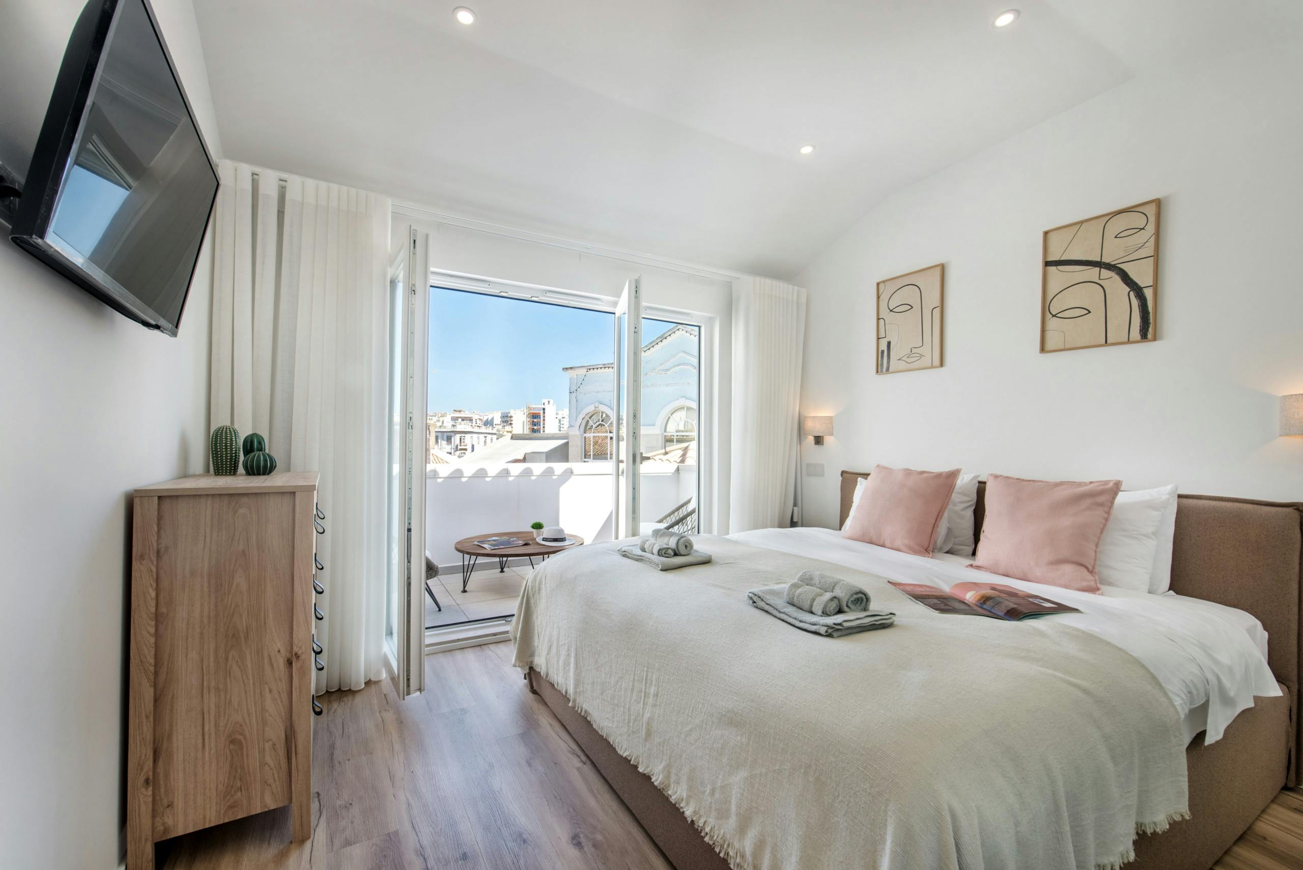 Apartment for rent for €9,999 per month in Faro, Rua Tenente Valadim