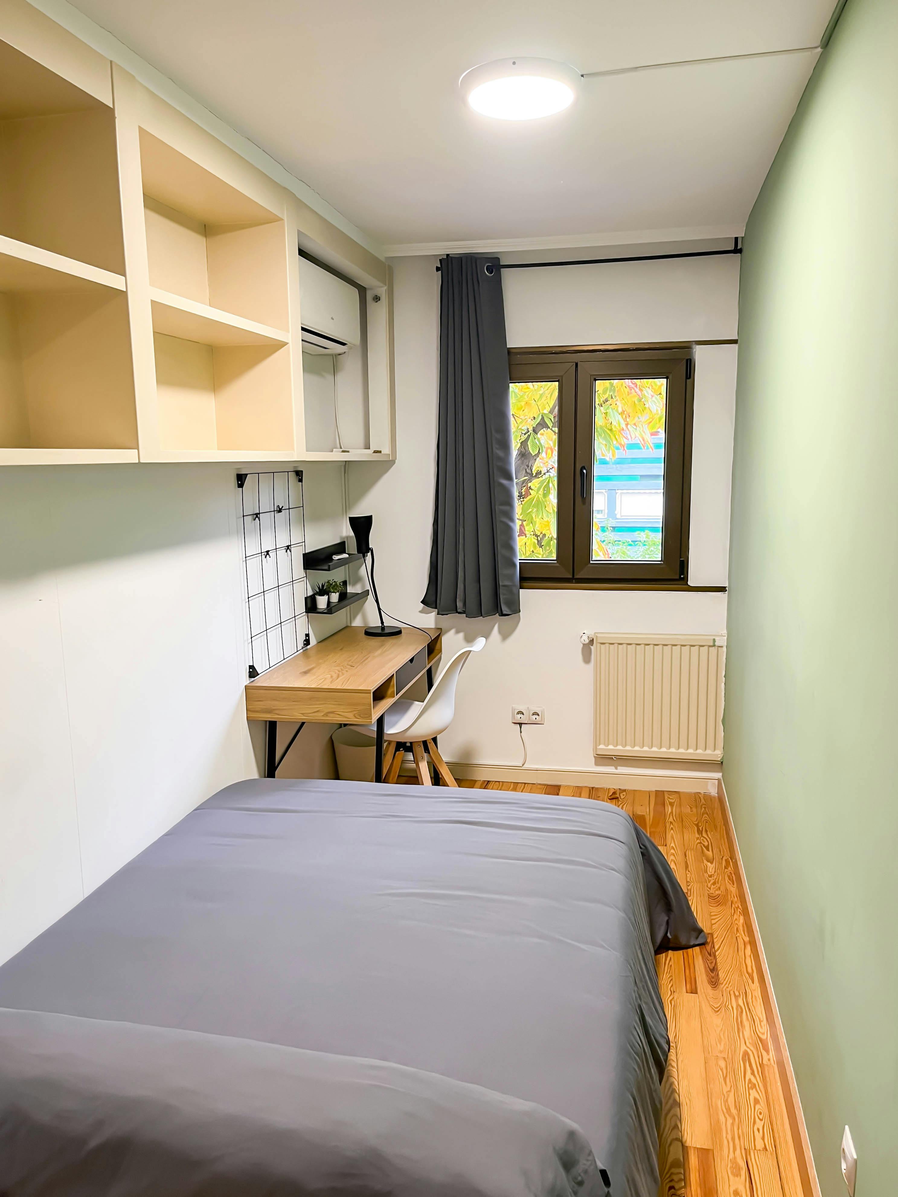 Private room for rent for €715 per month in Madrid, Calle del Abedul