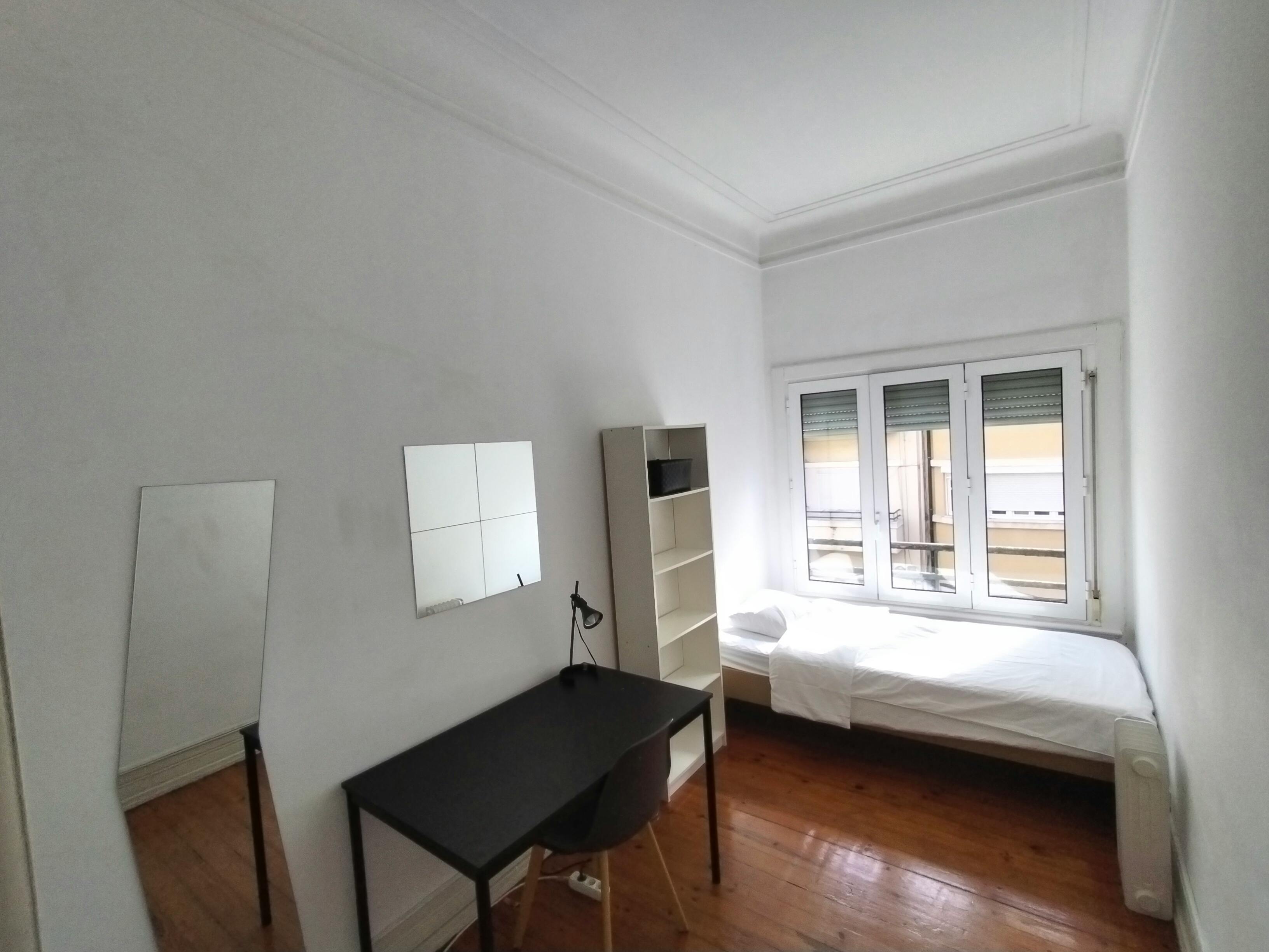 Private room for rent for €411 per month in Lisbon, Rua Augusto Gil