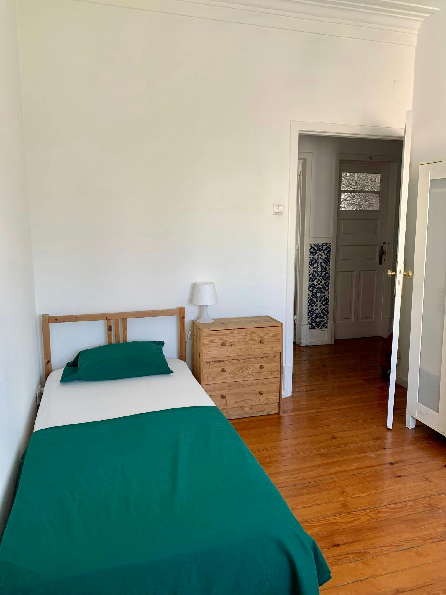 Private room for rent for €348 per month in Lisbon, Avenida Almirante Reis