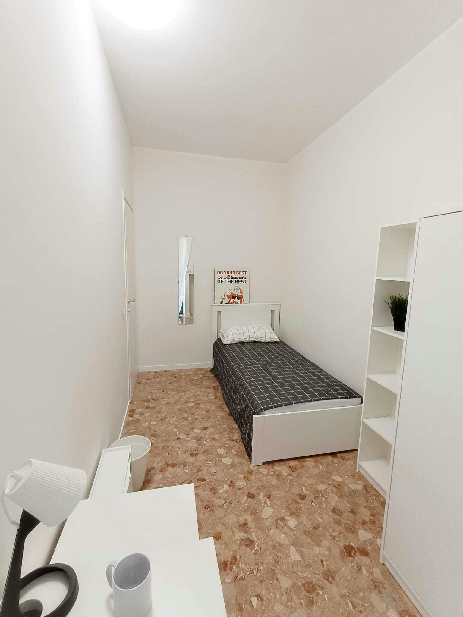 Private room for rent for €435 per month in Bari, Via Gian Giuseppe Carulli