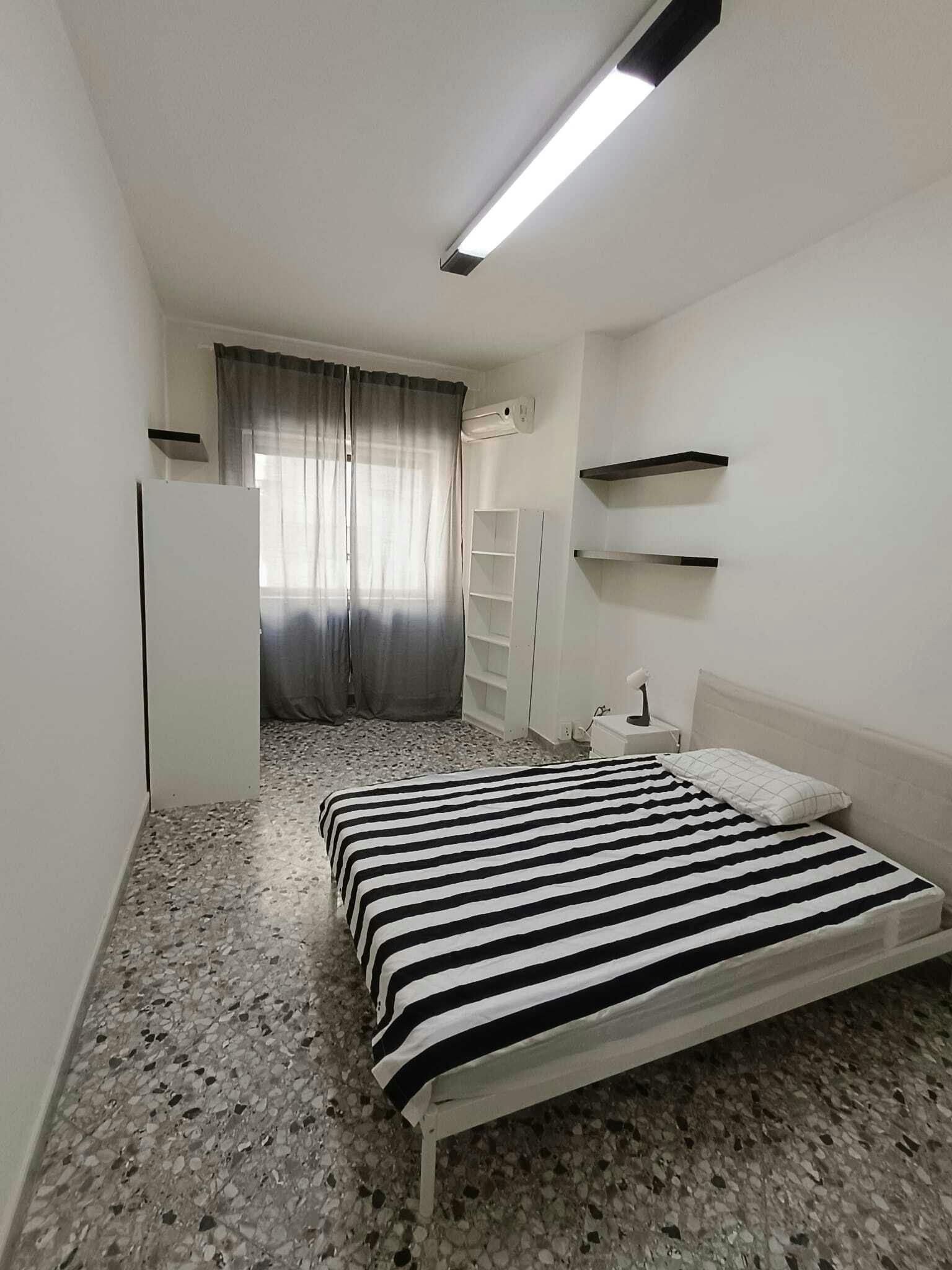 Chambre privée à louer pour 485 €/mois à Bari, Piazza G. Garibaldi