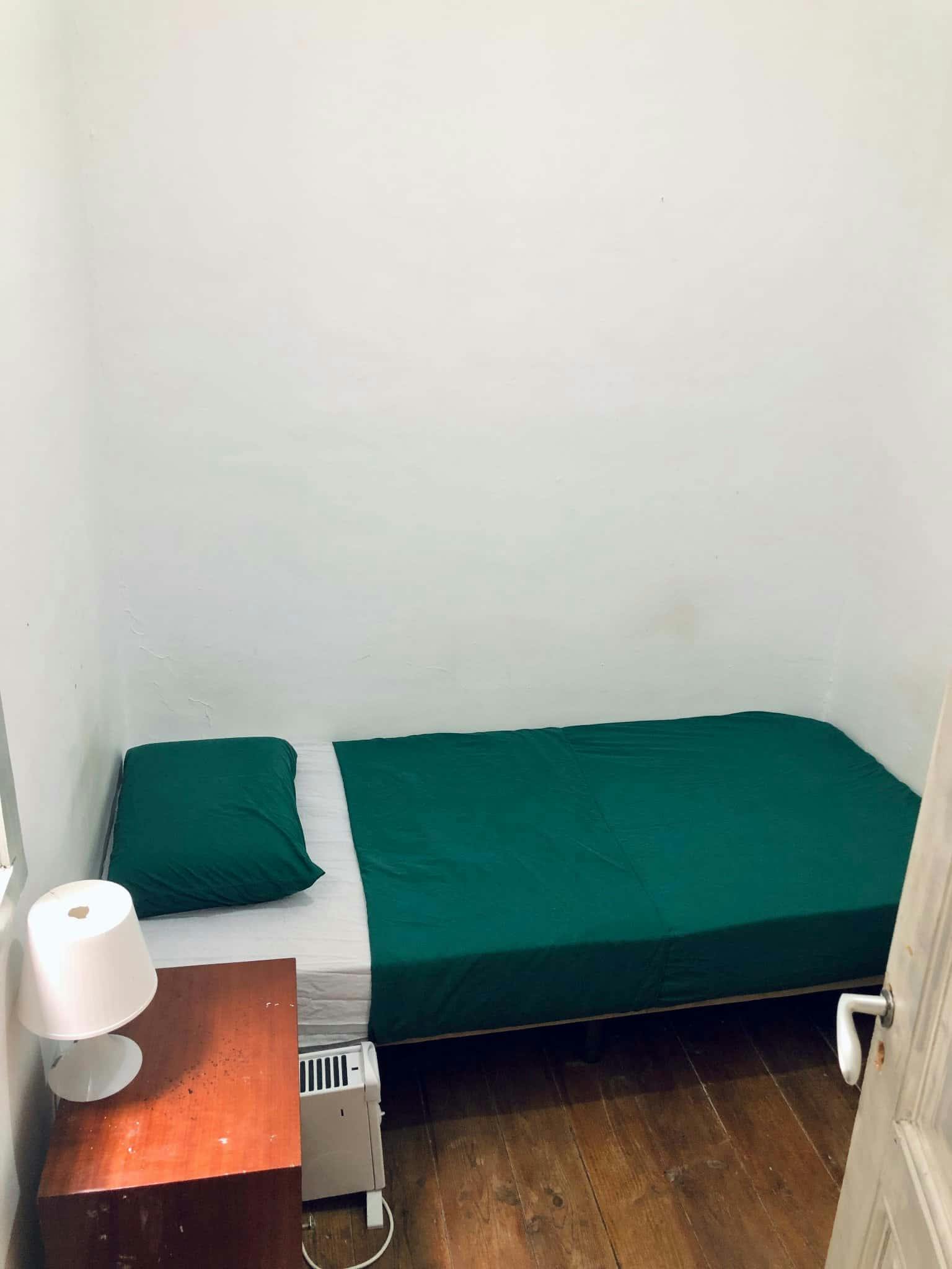 Private room for rent for €366 per month in Lisbon, Avenida 5 de Outubro