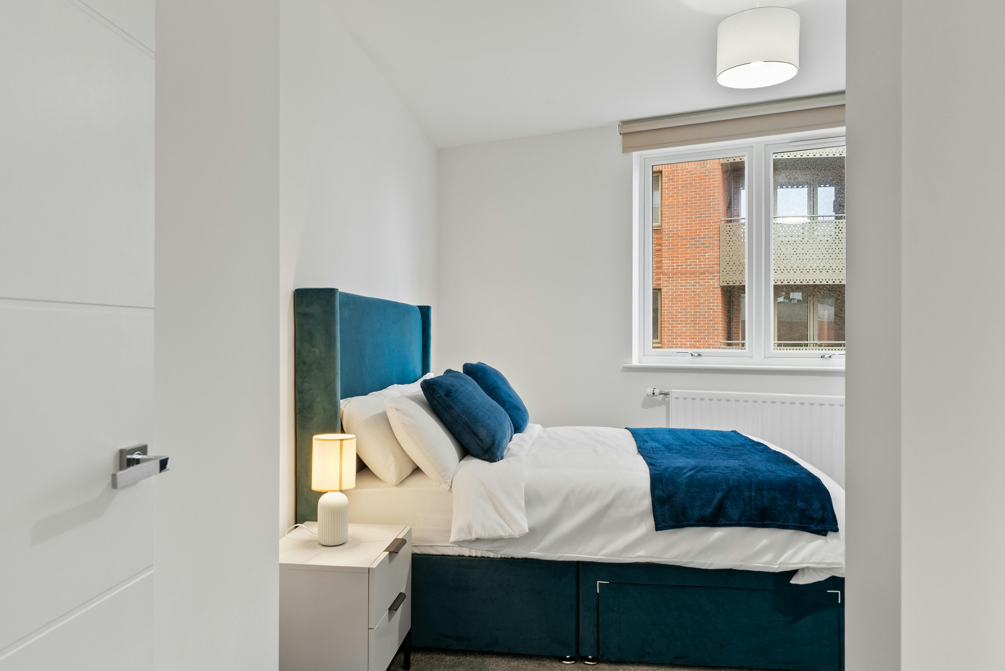 Квартира сдается в аренду за 4 399 € в месяц в Staines, Elmsleigh Road