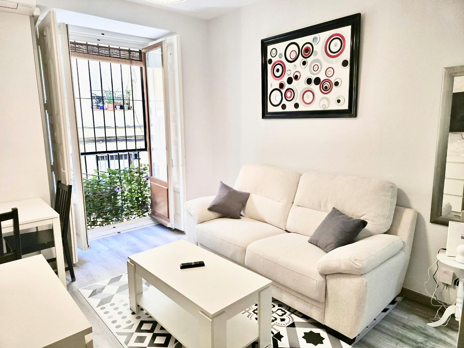 Lägenhet att hyra för 1 250 € i månaden i Madrid, Calle de Embajadores