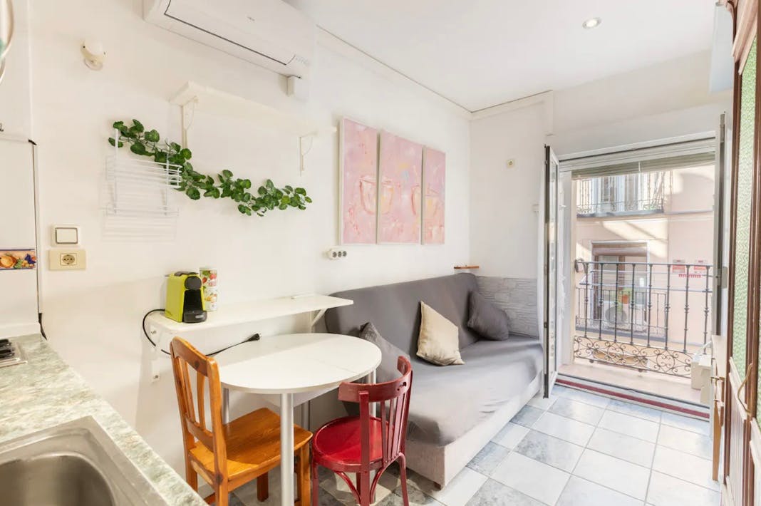 Apartment for rent for €990 per month in Madrid, Calle de Zurita