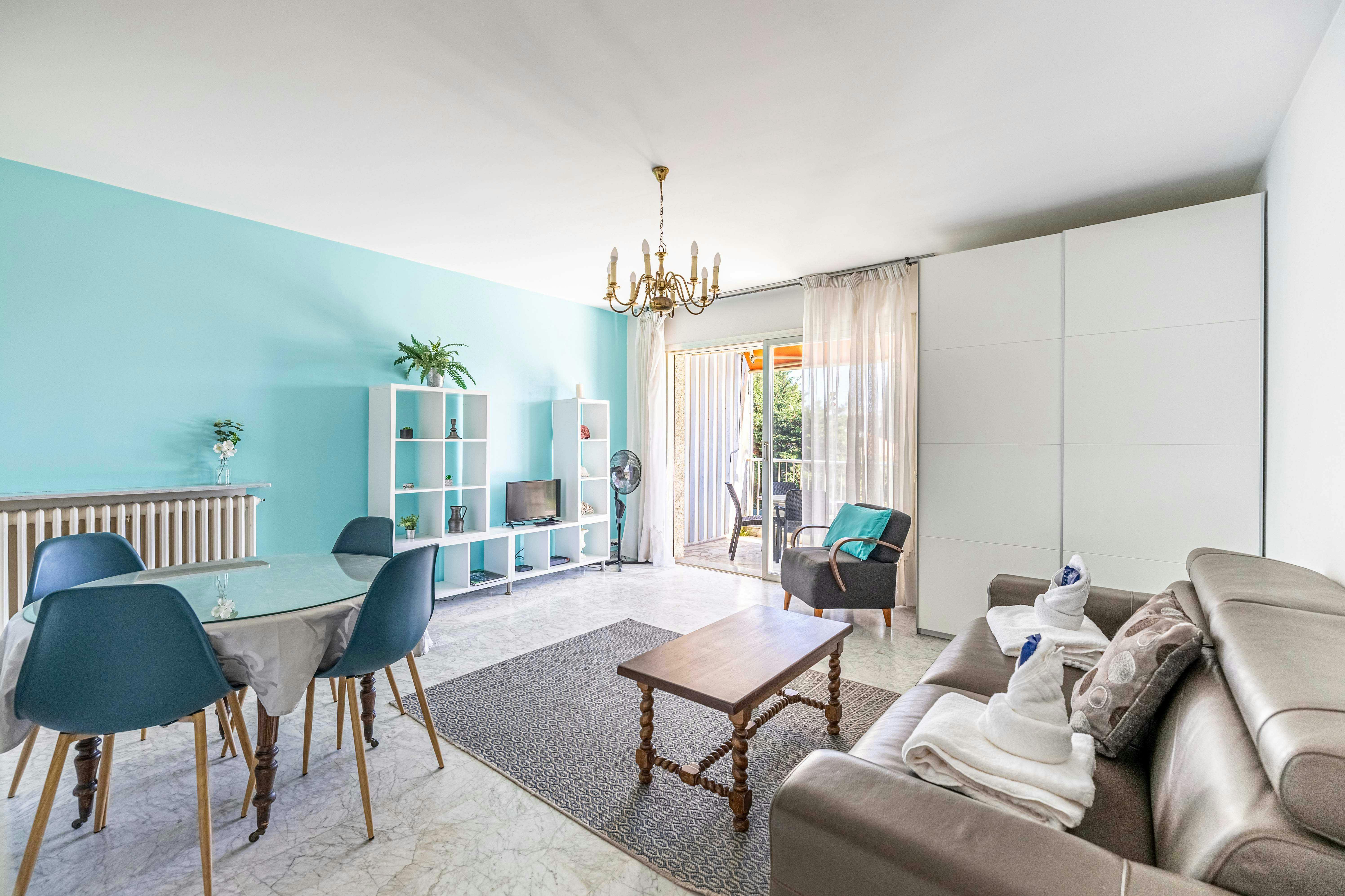 Appartement te huur voor € 912 per maand in Antibes, Avenue de l'Orangerie