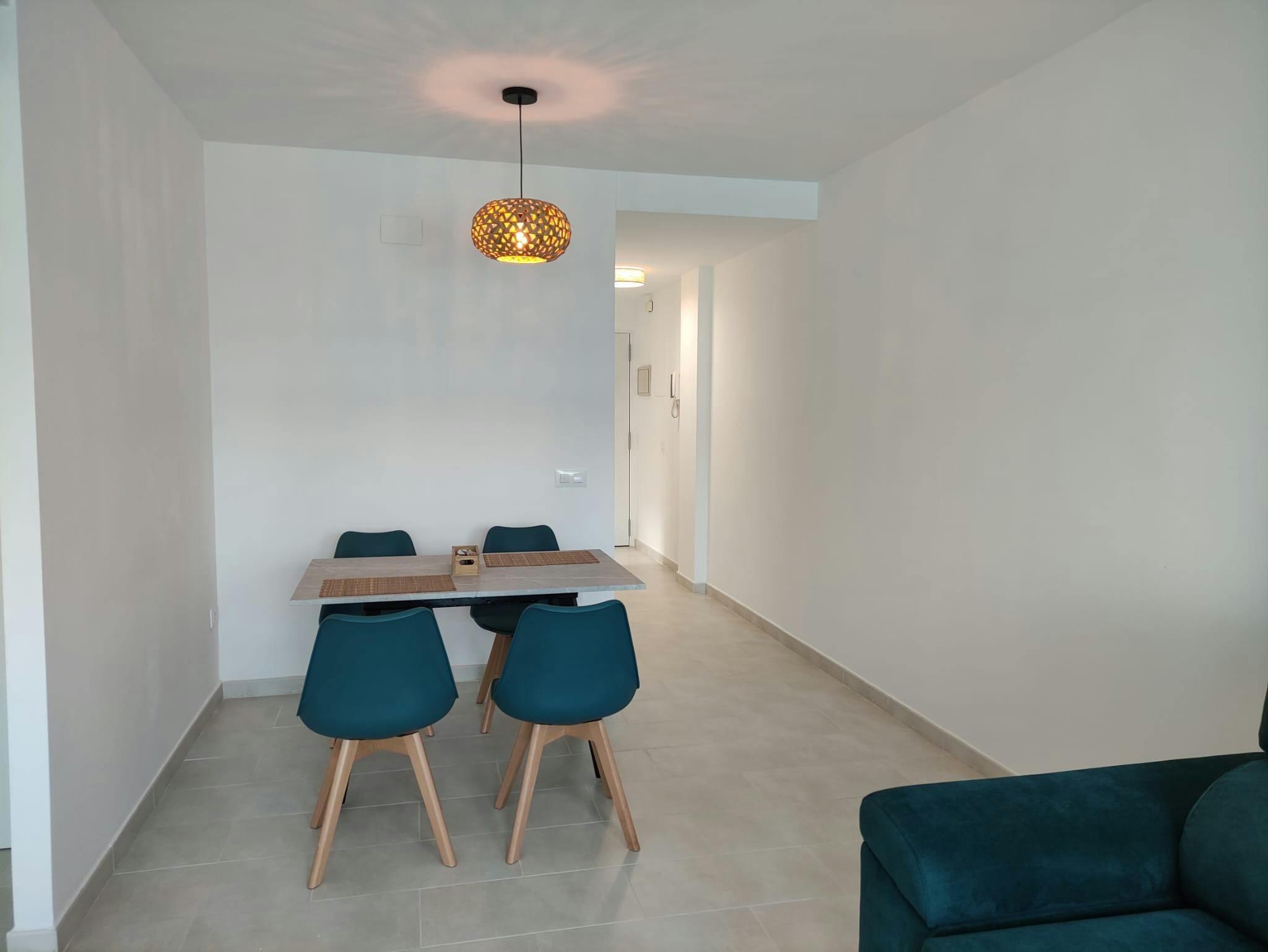 Apartment for rent for €1,200 per month in Alicante, Carrer Riu Altaret