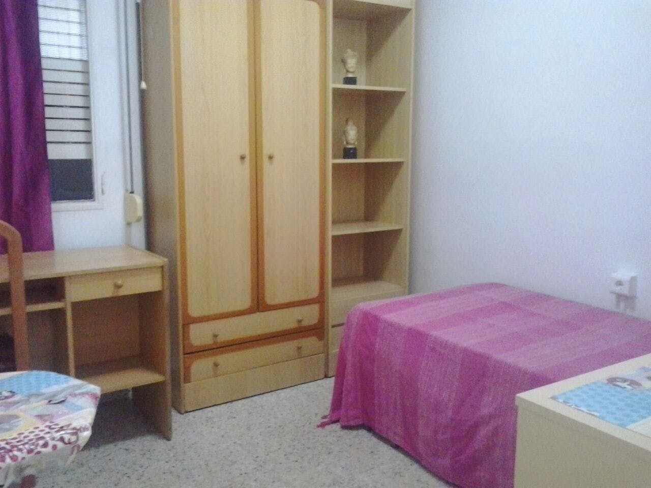 Private room for rent for €365 per month in Málaga, Calle San Millán