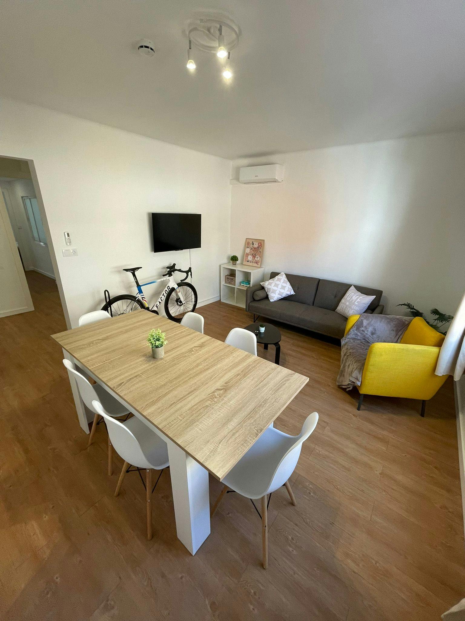 Apartment for rent for €2,000 per month in Girona, Carrer del Montseny